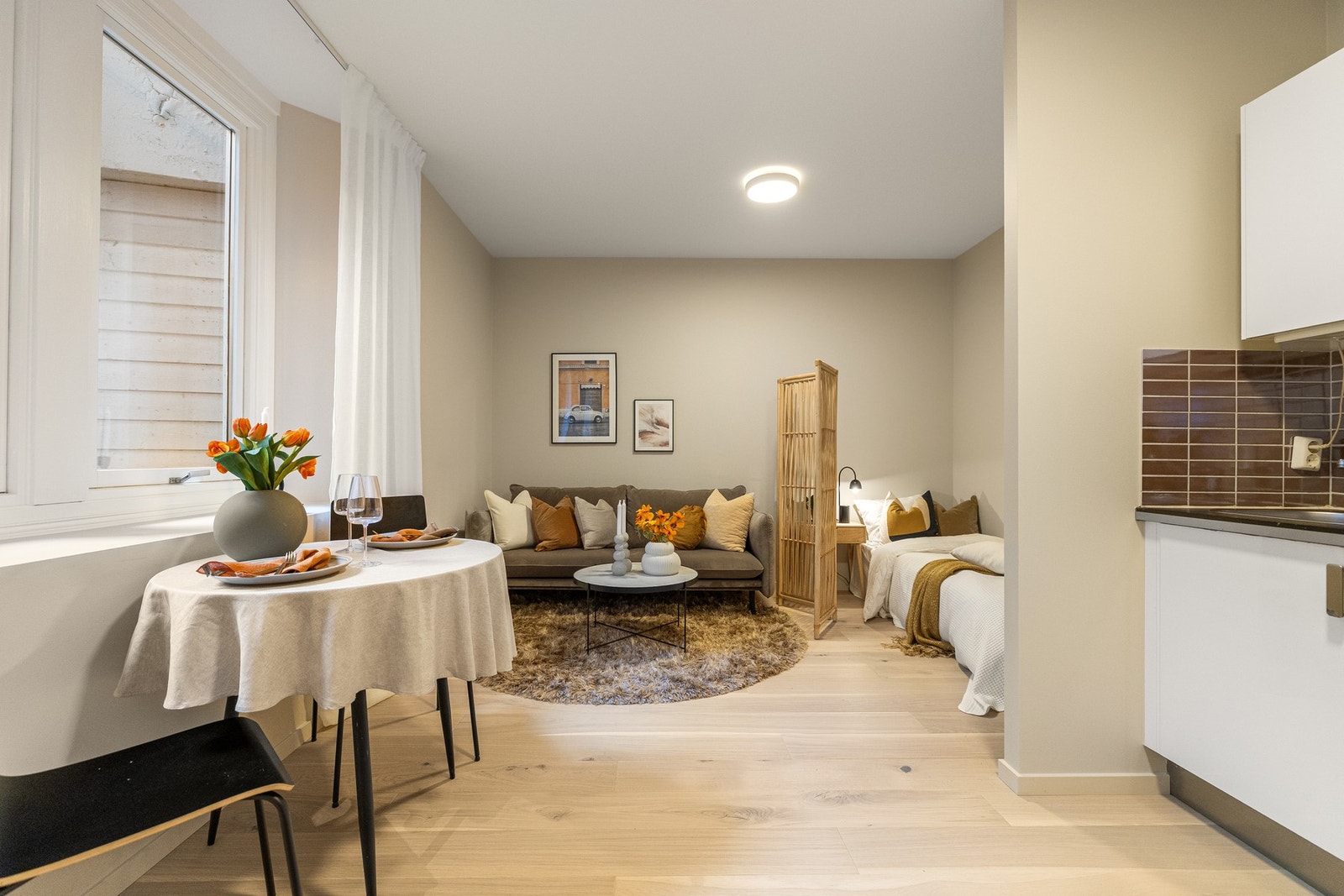 Plass til både sofa, seng og spiseplass Galleribilde