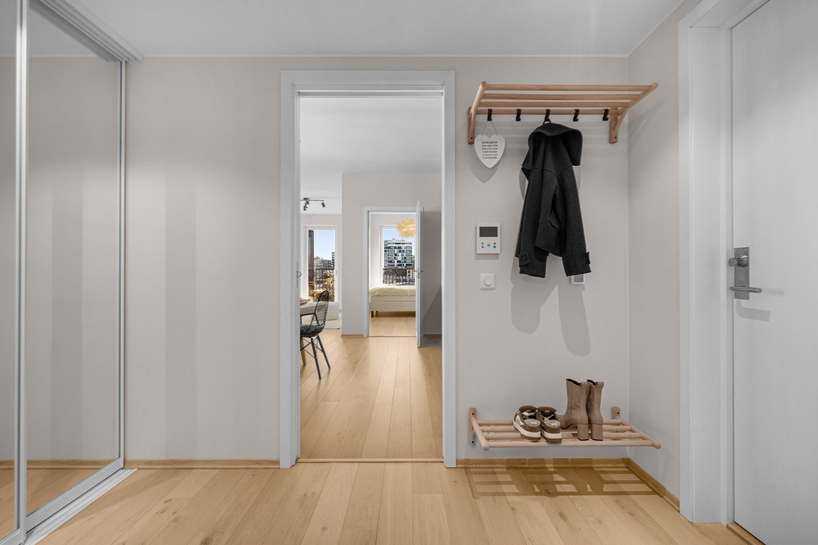 Entré med praktisk garderobeløsning og god oppbevaringsplass. Galleribilde