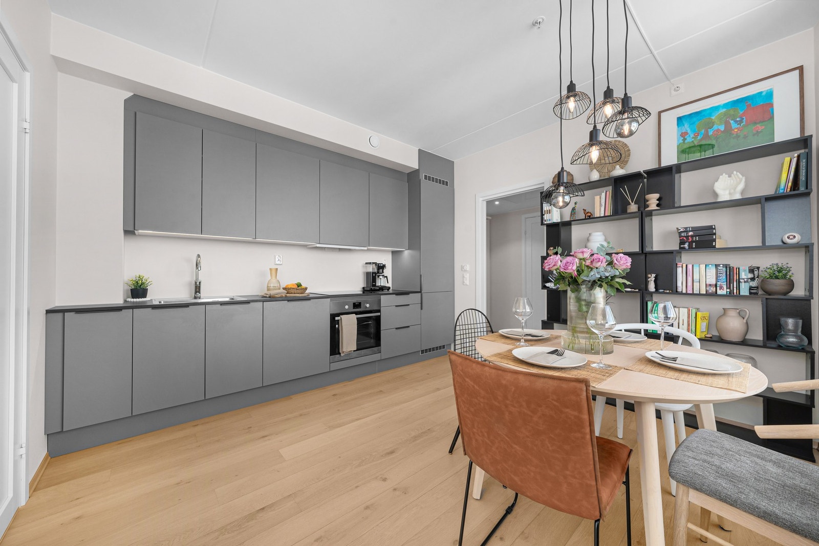 Stilrent kjøkken med glatte fronter og integrerte hvitevarer i et tidløst design. Galleribilde