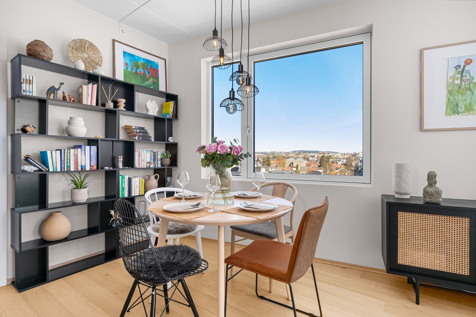 Spiseplass ved vindu med flott utsyn og god naturlig lysinnslipp. Galleribilde