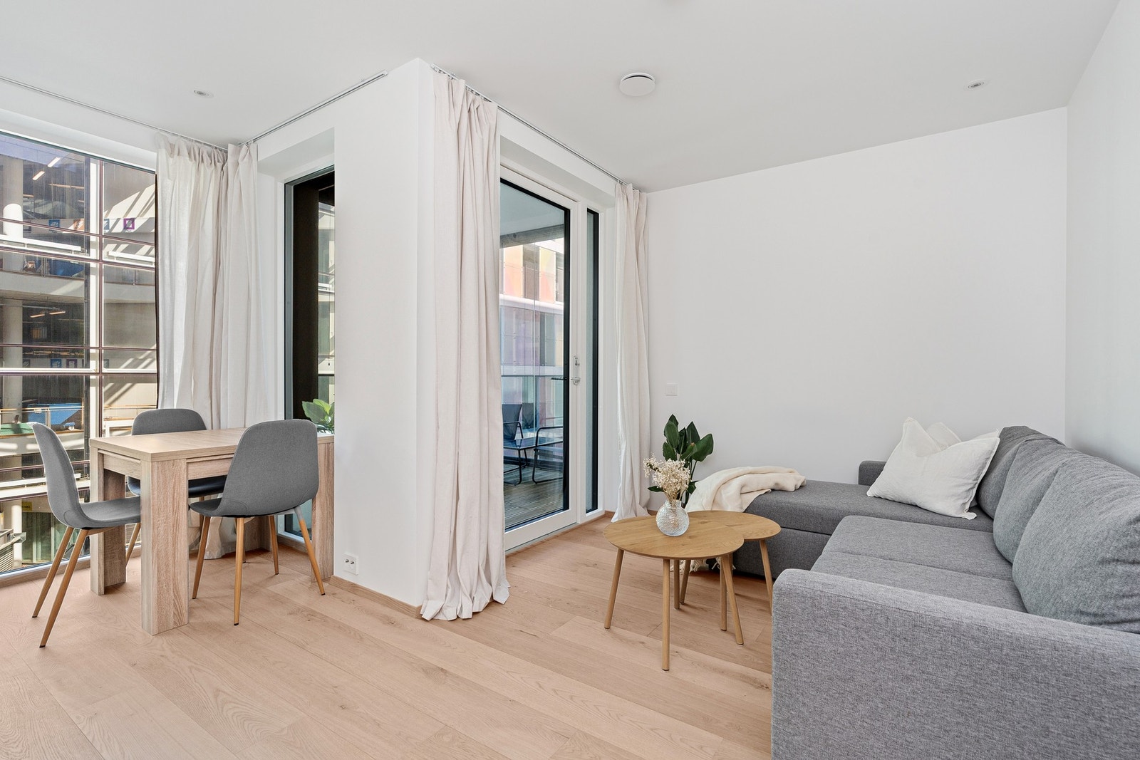 Plass til både sofagruppe og spisebord Galleribilde