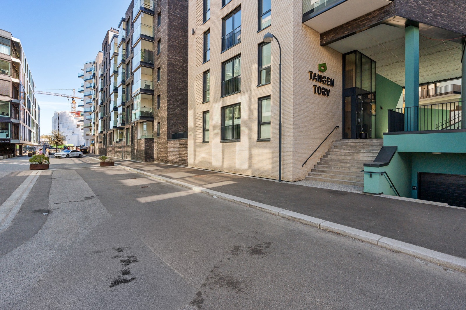 Rampe og port til sykkelbod, samt inngang Galleribilde