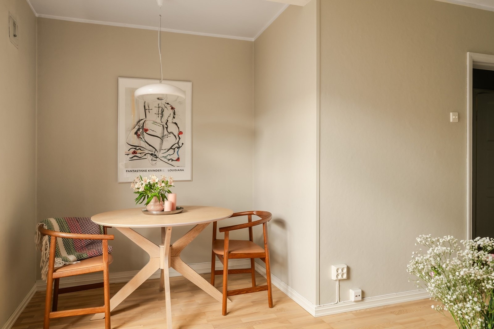 Den smarte planløsningen gjør at det er null problem å få plass til både sofagruppe og spisebord. Galleribilde