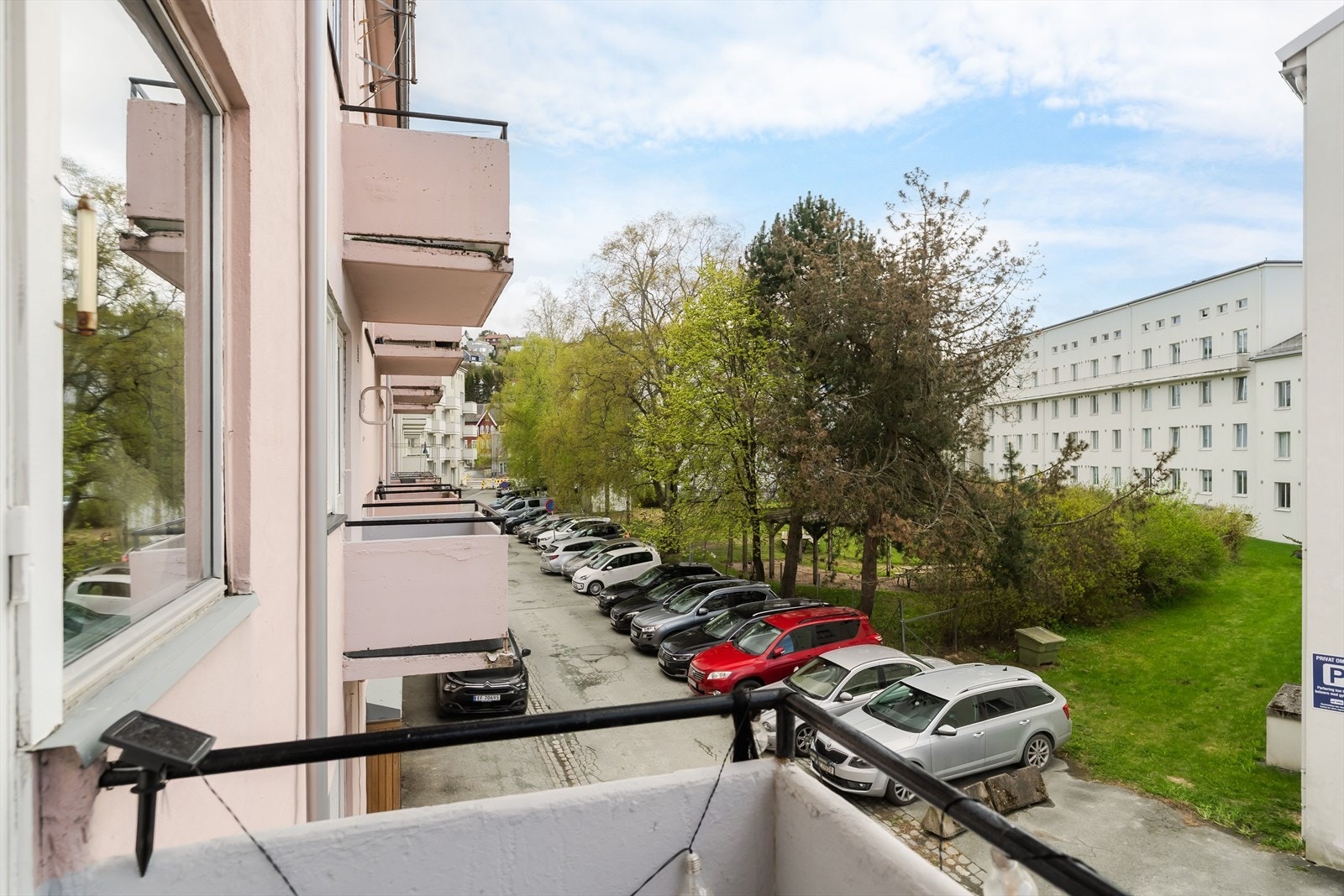 Leiligheten ligger i et attraktivt og sentrumsnært område med gang- og sykkelavstand til både NTNU Gløshaugen, BI Trondheim og Dronning Mauds Minne. Galleribilde