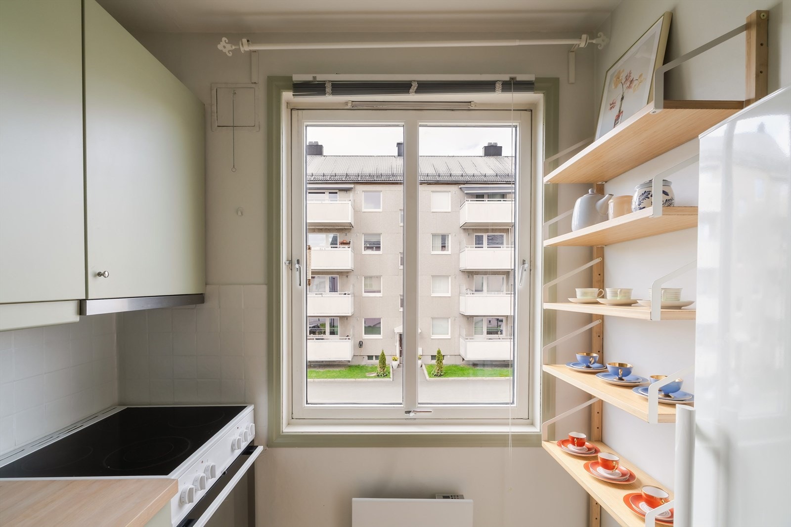 Kjøkkenet har godt med skapplass og rikelig med naturlig lys fra vindu mot gårdsrom. Galleribilde