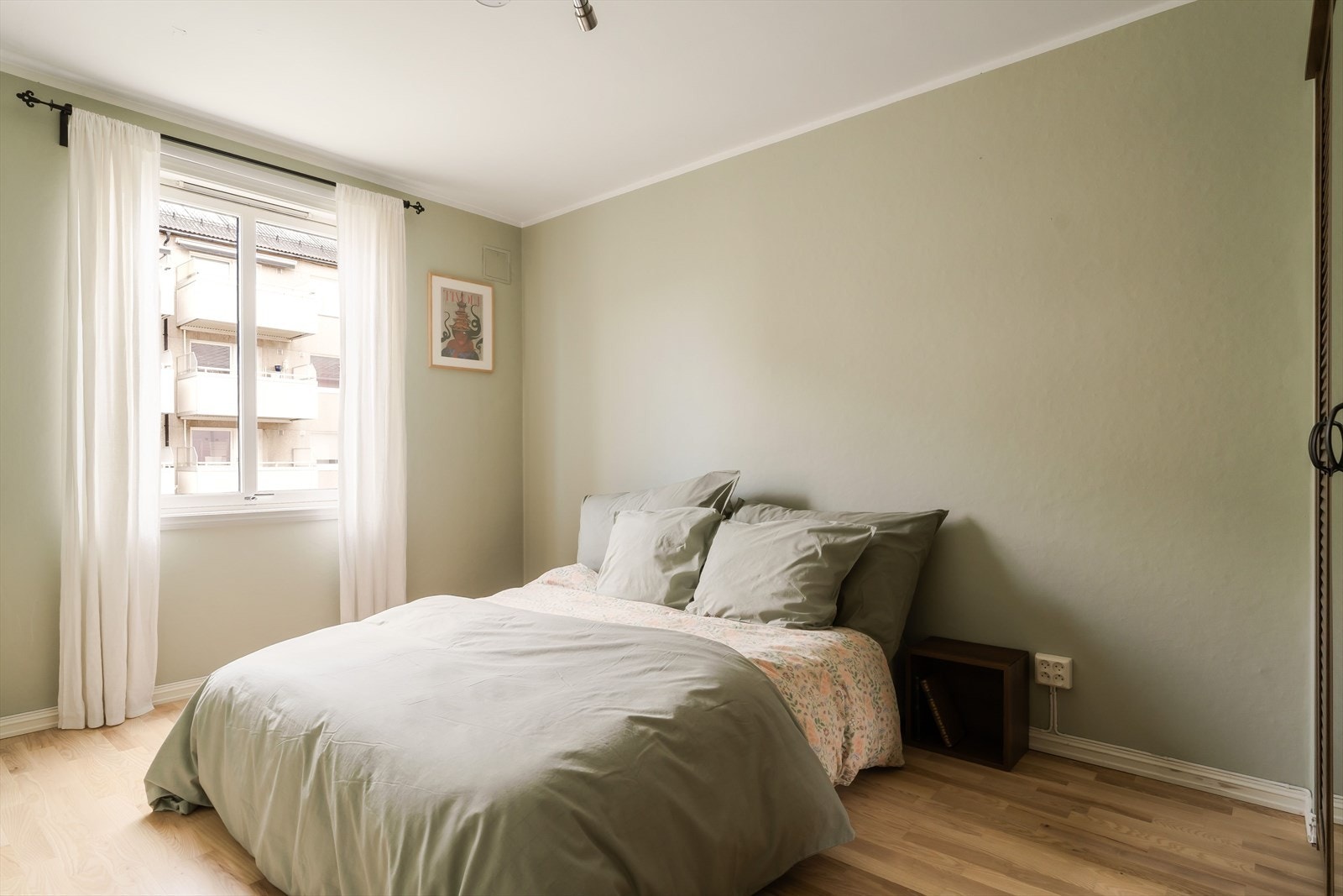 Soverommet er på 13 m² og gir plass til dobbeltseng og stor garderobeløsning. Rommet har laminatgulv og malte vegger i en lekker fargetone. Galleribilde