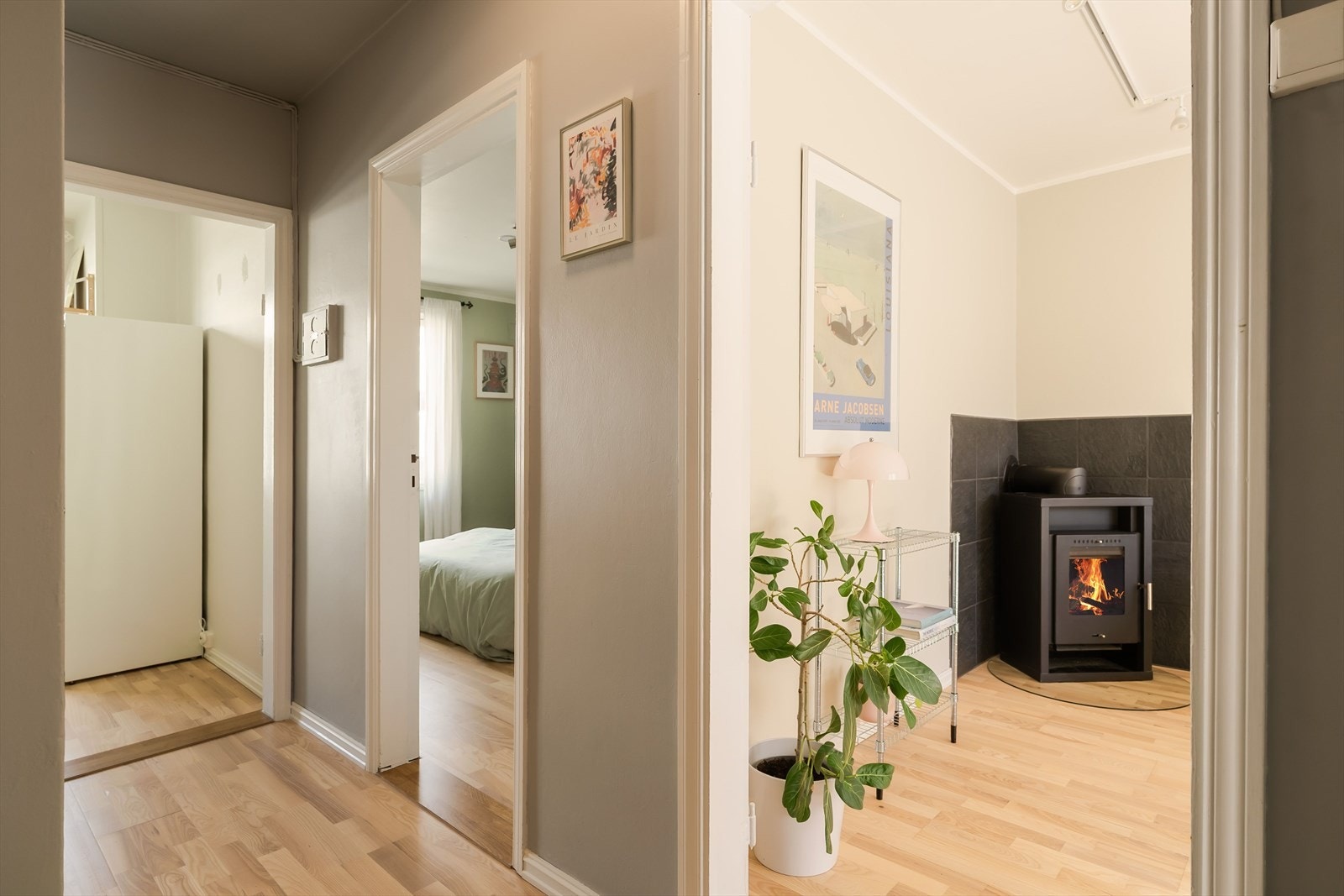 Entréen på ca. 5 m² fremstår som lys og innbydende med malte veggflater og laminatgulv. Galleribilde