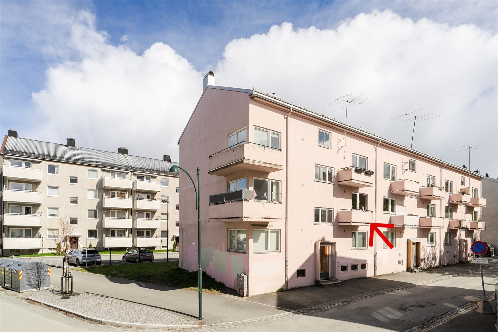 Leiligheten har en svært attraktiv beliggenhet med grønne omgivelser og fine rekreasjonsmuligheter rett utenfor hjemmet. Området er i tillegg under positiv utvikling, da Innherredsveien skal omgjøres til miljøgate. Galleribilde