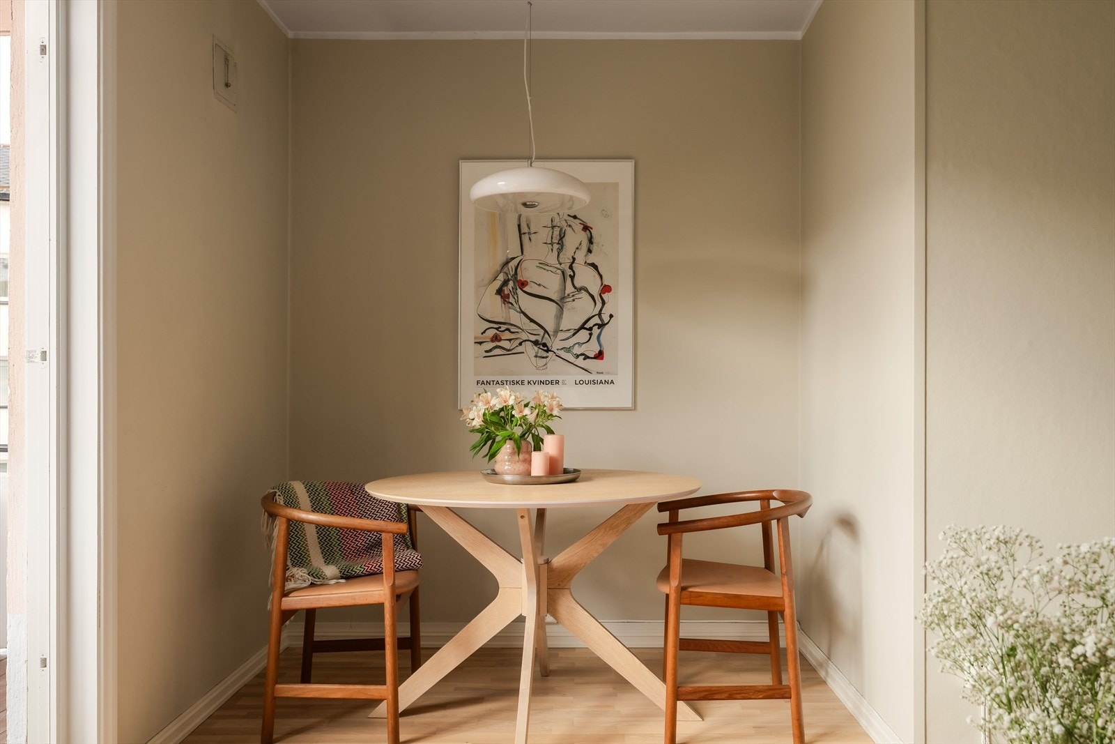 Gulvet er belagt med laminat, og veggene er malt i en moderne, nøytral farge. Galleribilde