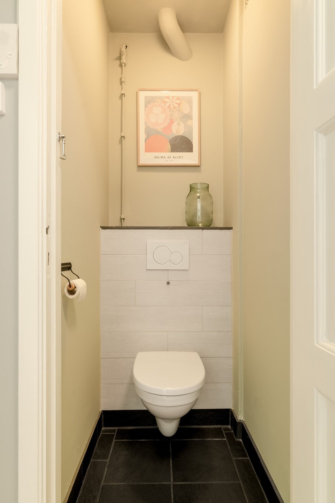 Det har vegghengt toalett og er blant annet innredet med lyse veggfliser som matcher badet. Galleribilde