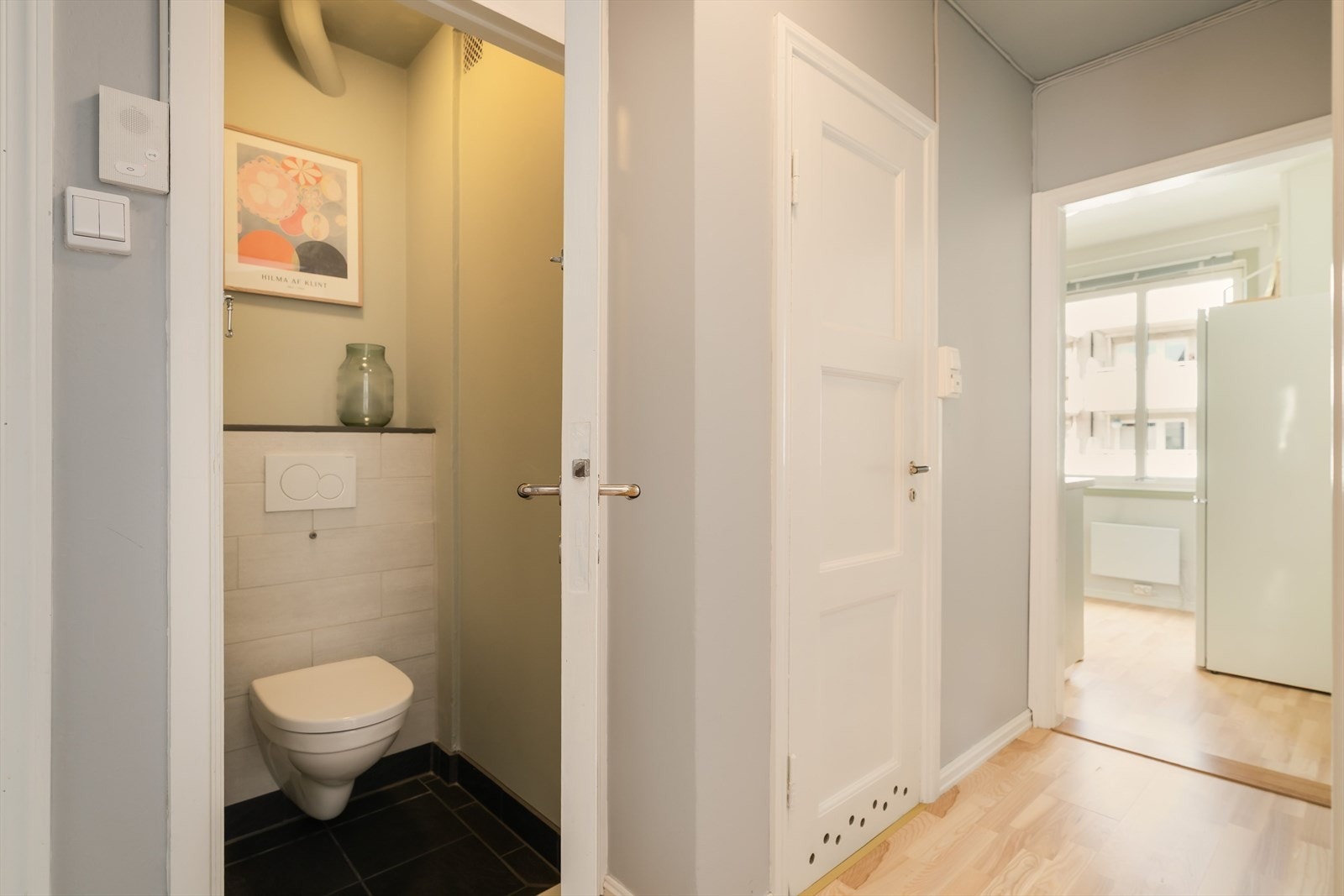 Toalettrommet er adskilt fra badet og måler 1 m². Galleribilde