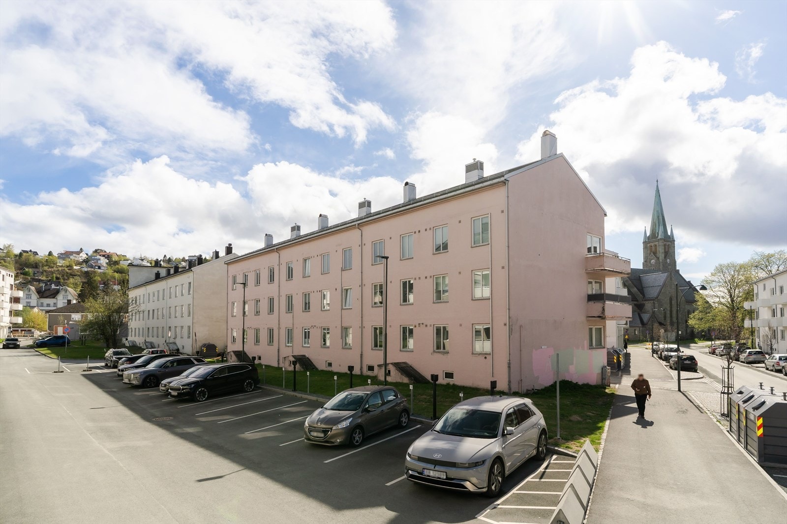 Store studiesteder som NTNU Gløshaugen, St. Olavs Hospital, BI, HiST og Dronning Mauds Minne er lett tilgjengelige med sykkel på 10-15 minutter. Galleribilde