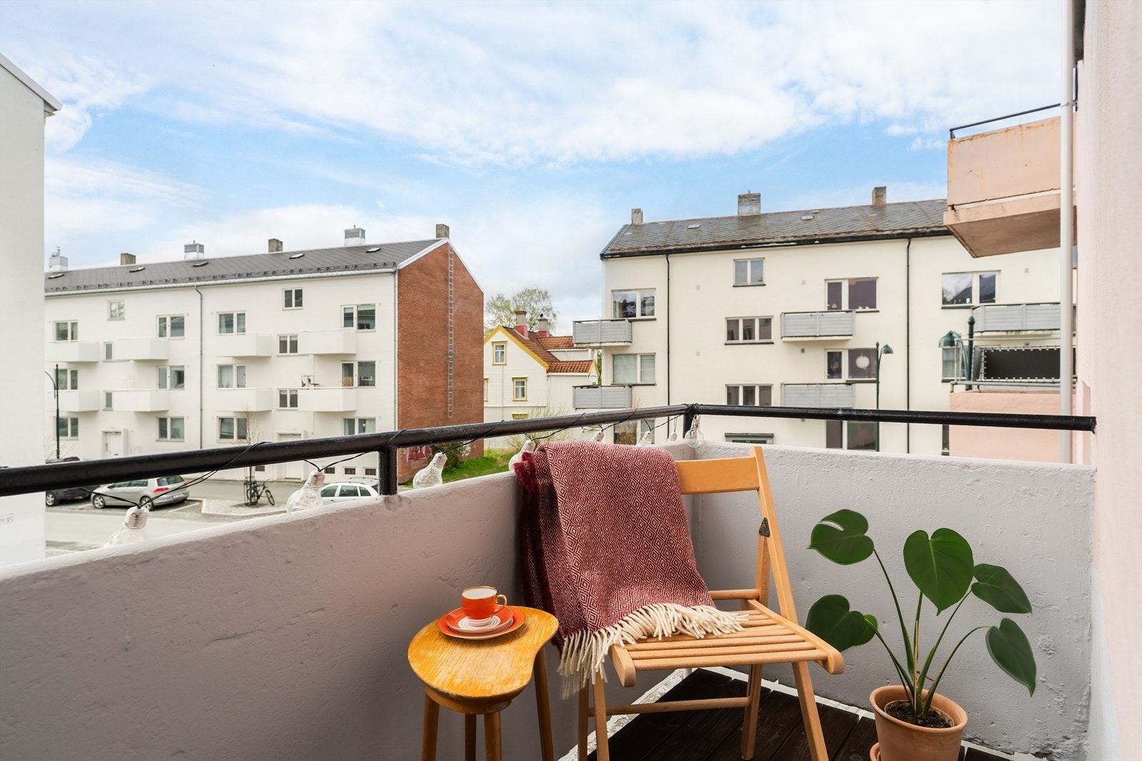 Både Solsiden og sentrum ligger kun en rusletur unna. Boligen er pent oppgradert innvendig, og holder en gjennomgående god standard. Galleribilde