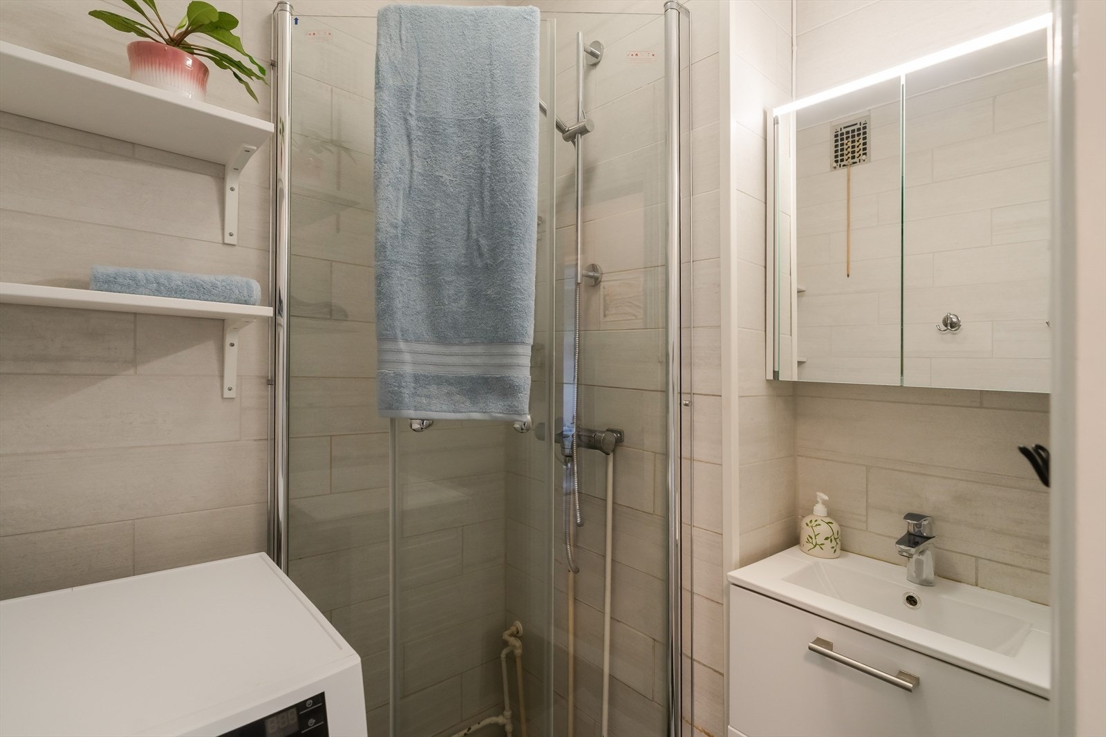 Badet er på 2 m², og arealet er utnyttet svært godt. Galleribilde