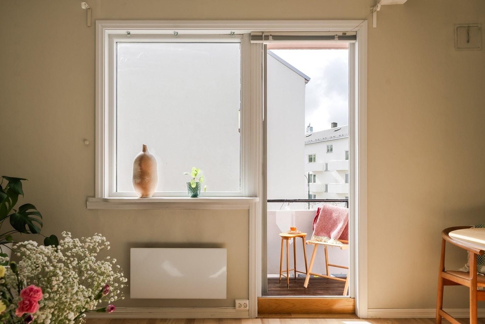 Stuen er ca. 17 m² og oppleves som luftig og koselig. Rommet har store vindusflater som slipper inn godt med naturlig lys og gir utgang til en solrik balkong på 2,5 m². Galleribilde