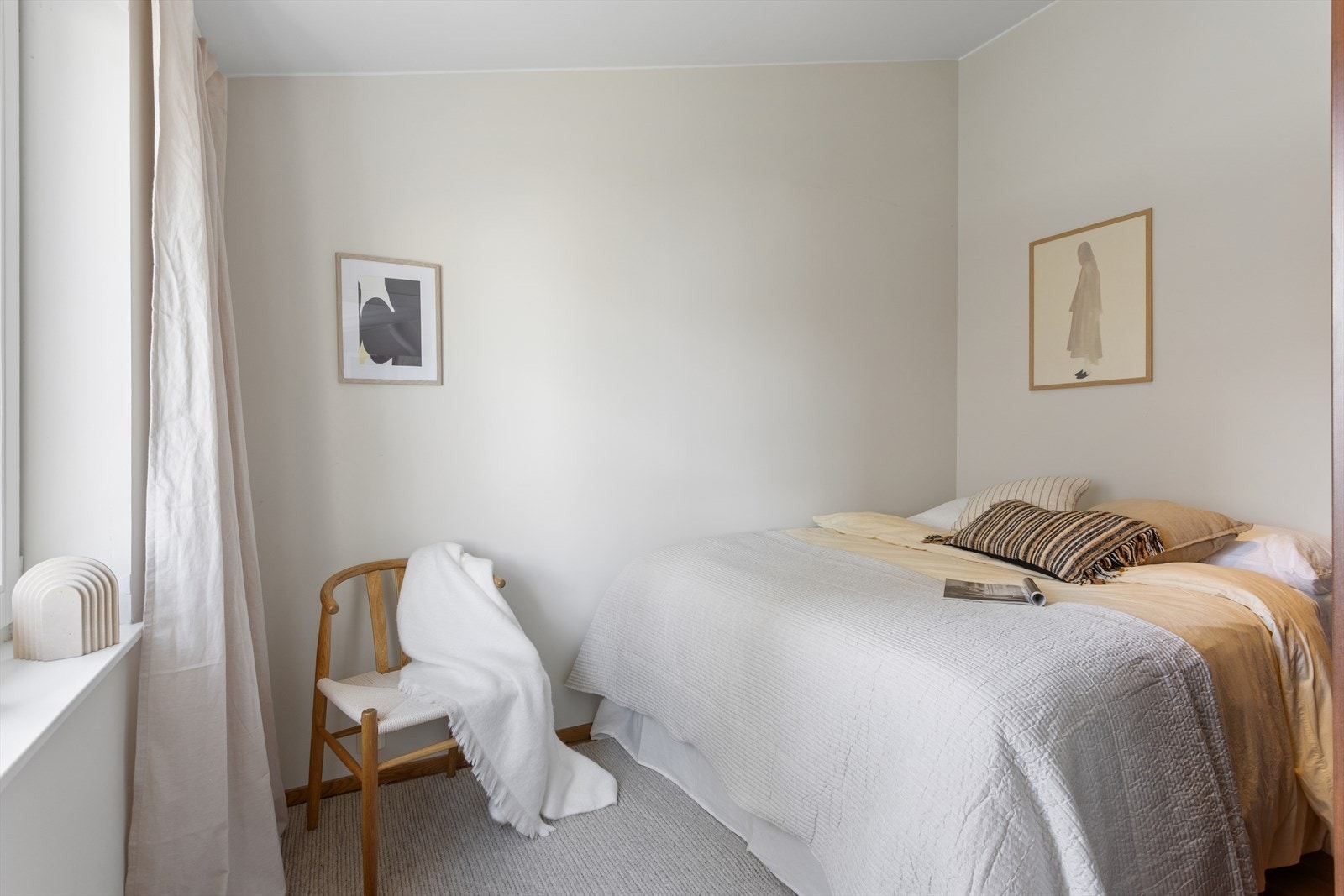 Soverom med plass til dobbeltseng og tilhørende møblement. Rommet oppleves som rolig og behagelig, med en planløsning som gjør det enkelt å innrede etter behov. Galleribilde