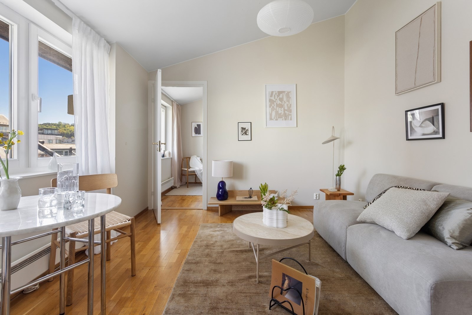 Lys og innbydende stue med store vindusflater som slipper inn rikelig med dagslys. Galleribilde