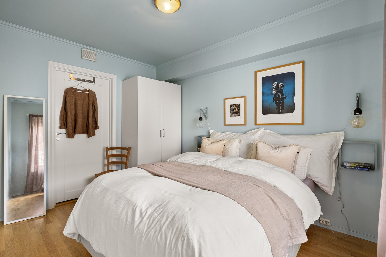 God plass for garderobe og dobbeltseng. Galleribilde