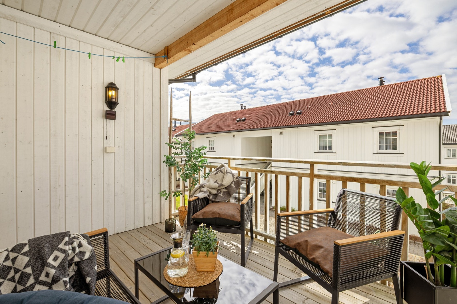 Det er utgang til veranda fra stue, hvor man har en skjermet og takoverbygget veranda med sol fra ca. 13-19 på sommerstid. Galleribilde