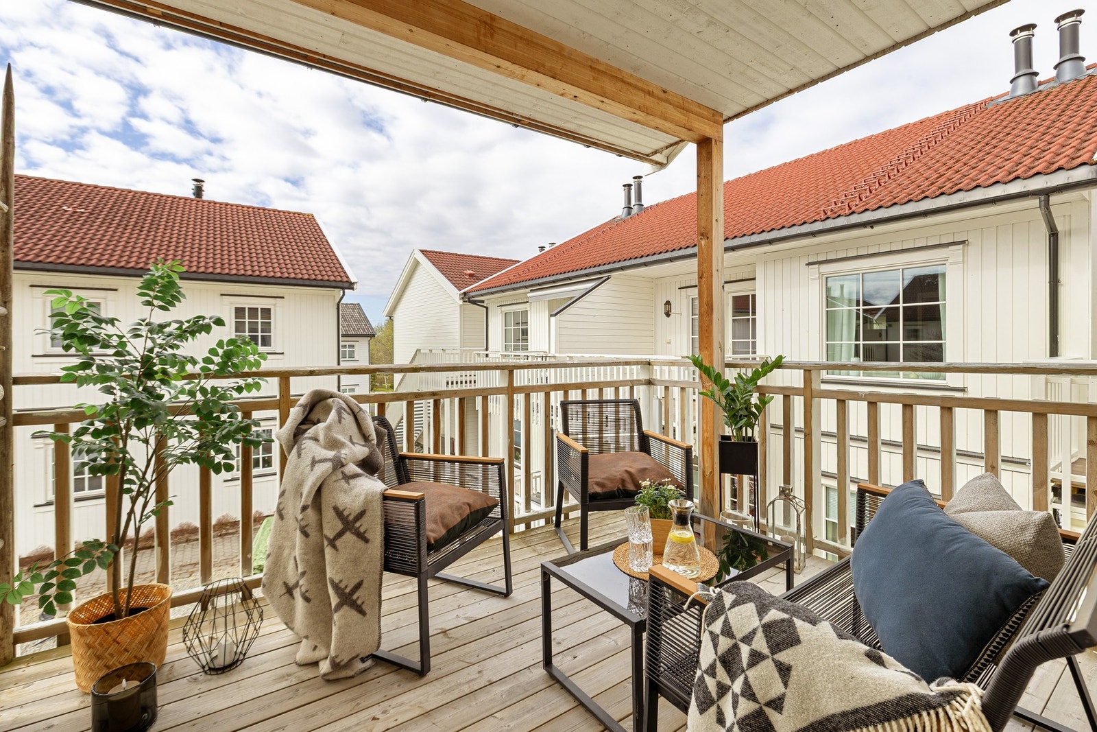 Fint uteområde, og man har også uteplass ved inngang på motsatt side. Galleribilde