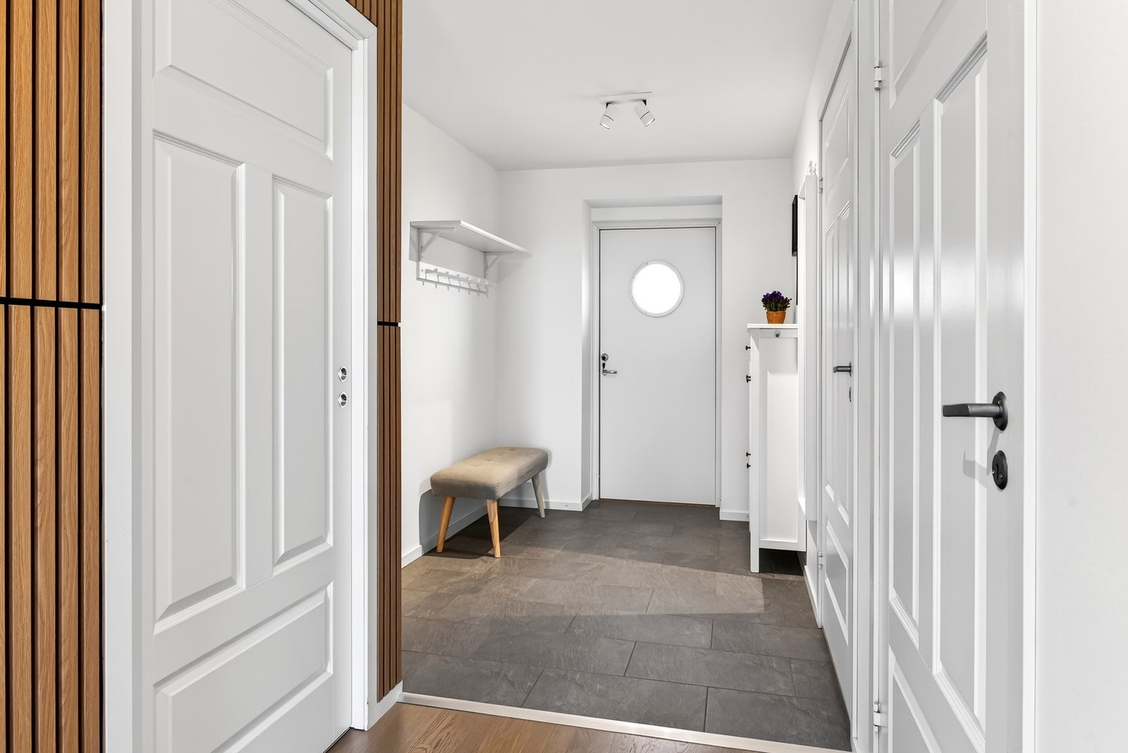 Lys og innbydende gang med flislagt gulv og behagelig gulvvarme. For øvrig er det gulvvarme i alle rom, unntatt teknisk rom. Galleribilde