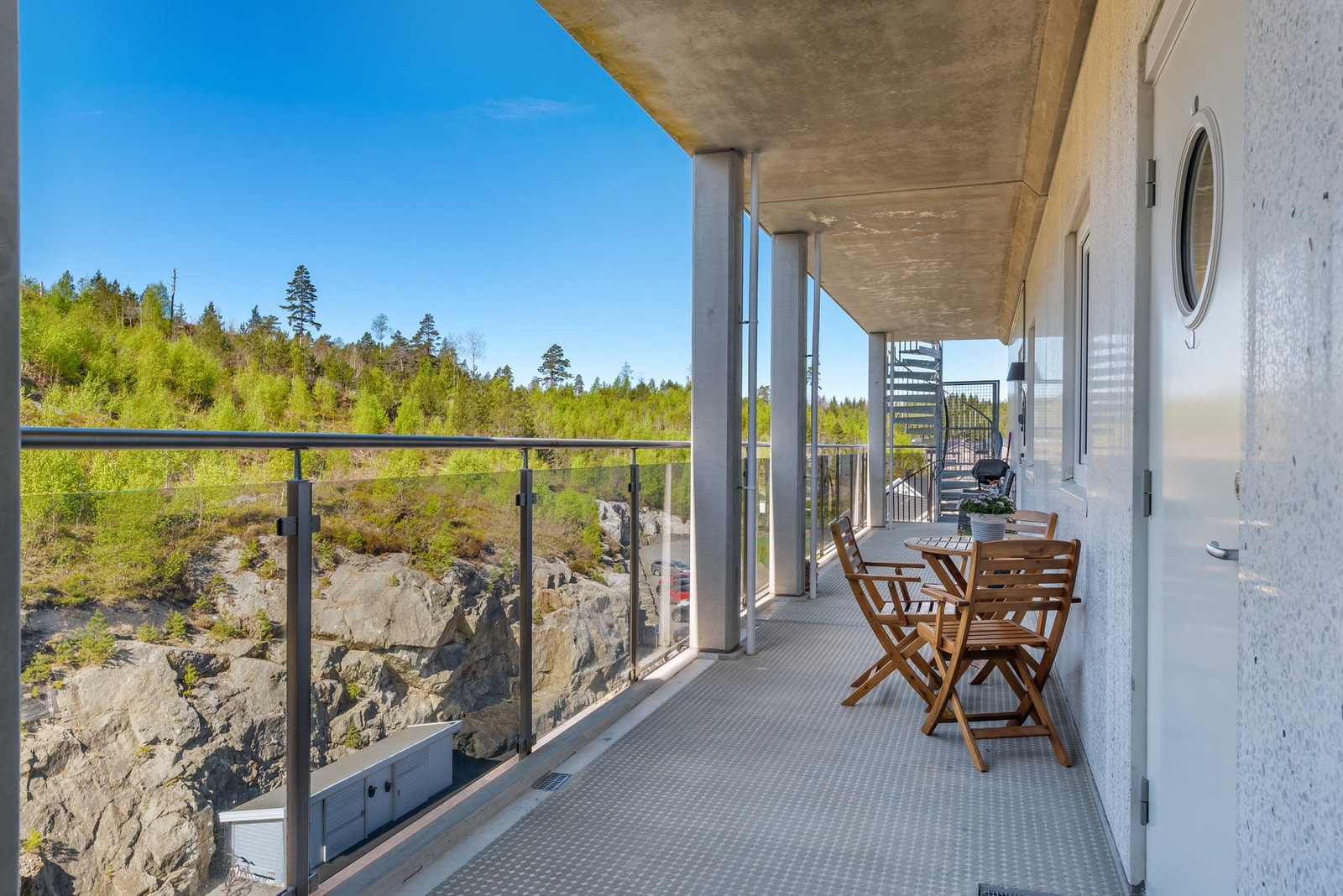 Inngangspartiet. Her er det ettermiddagssol om sommeren. Galleribilde