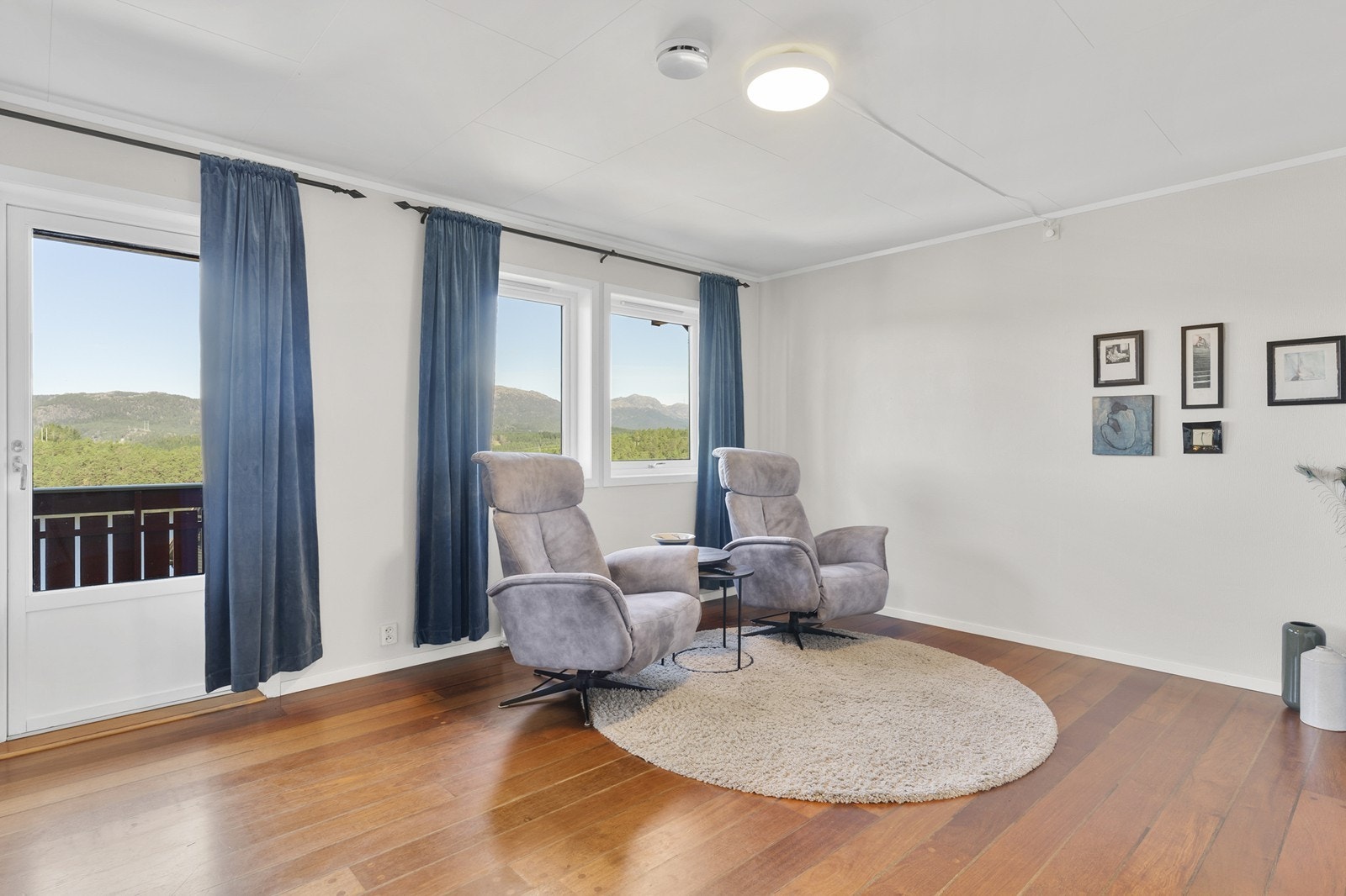 Stuen er romslig og innbydende med god plass til fleksible møbleringsmuligheter etter eget ønske Galleribilde
