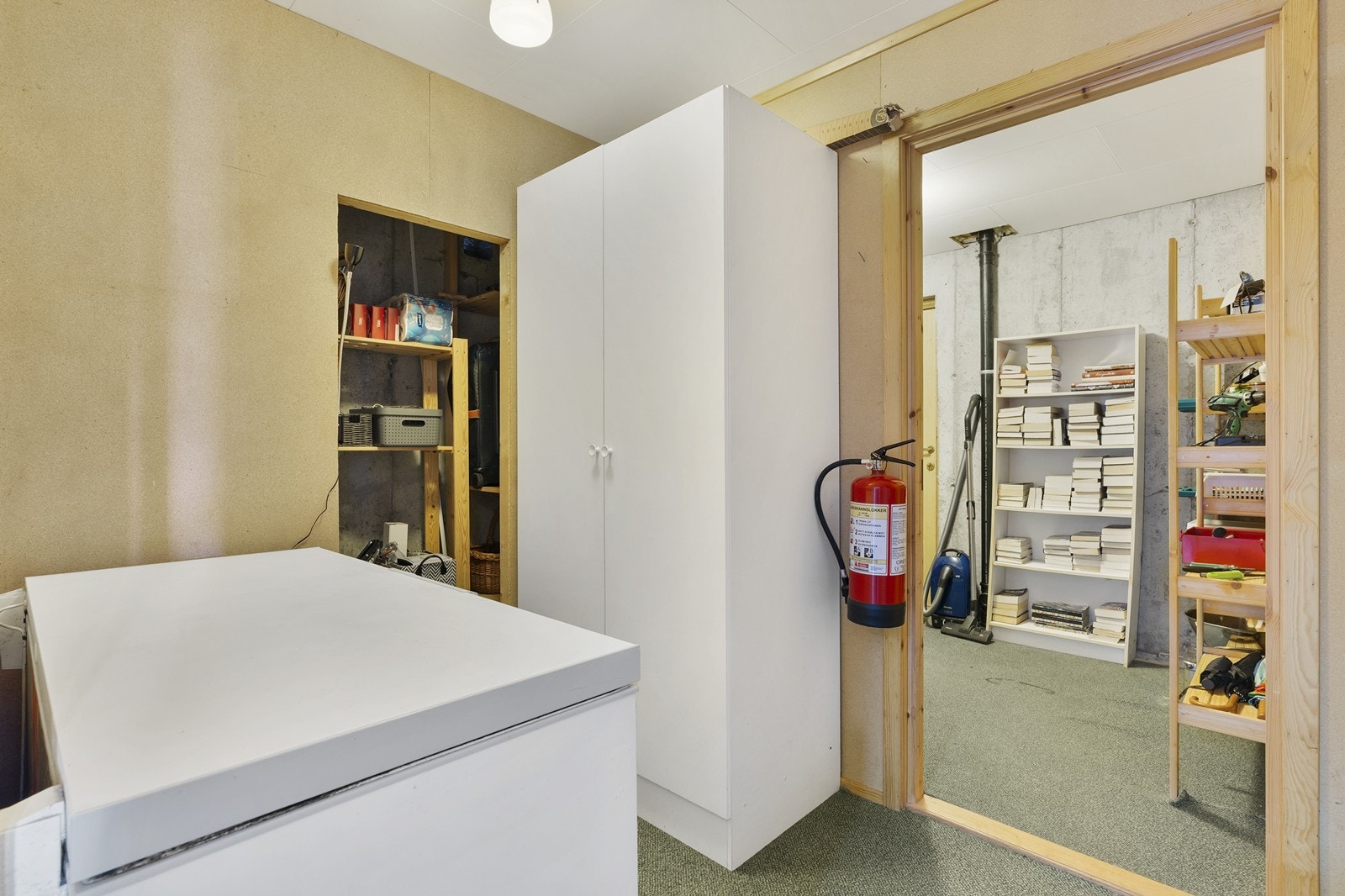 Videre i etasjen har du tilgang til bod som byr på rikelig med oppbevaringsplass Galleribilde