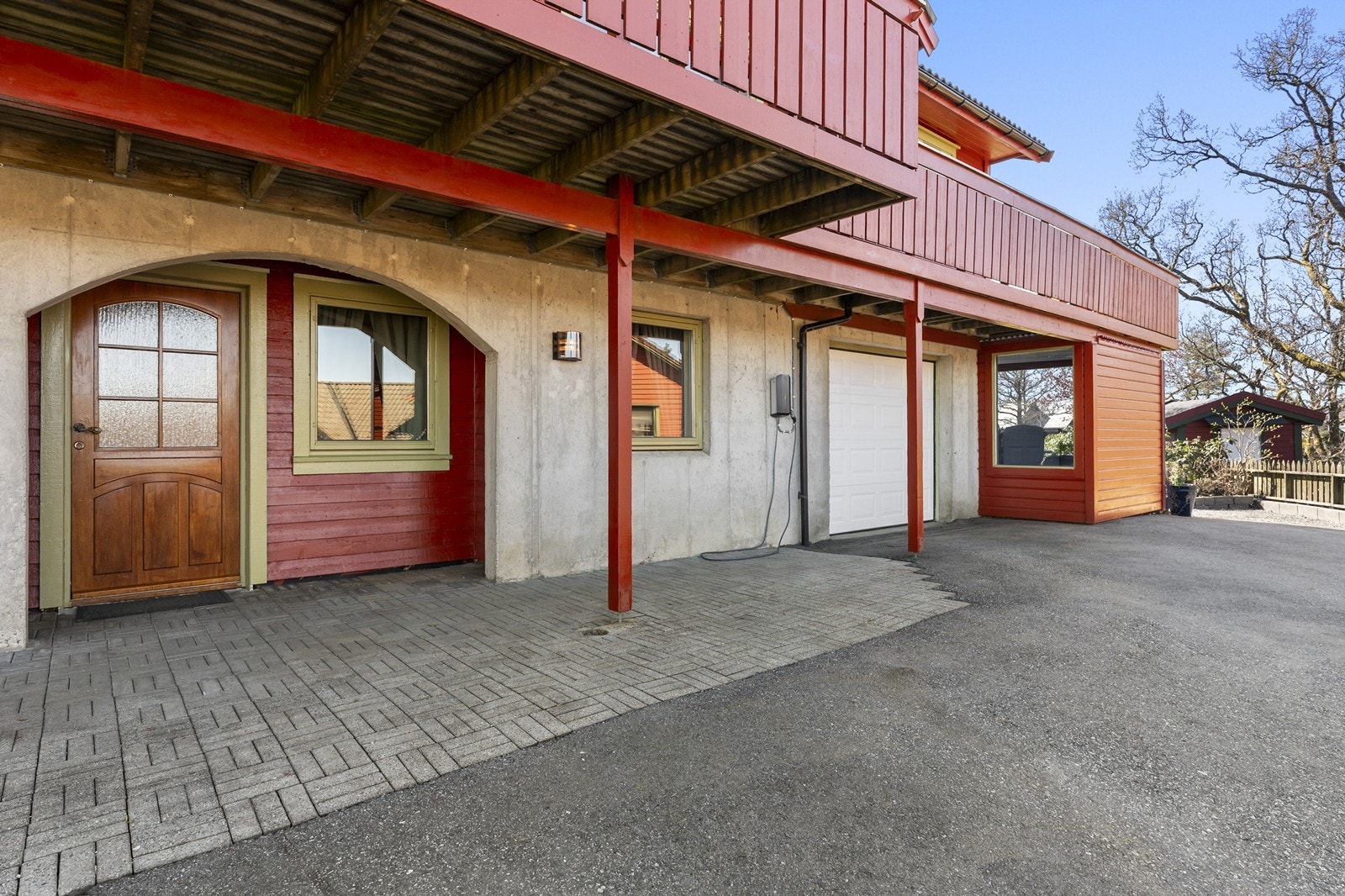 Parkering er enkelt med både garasje og gode oppstillingsplasser på egen tomt. Elbillader ble installert i 2019. Galleribilde