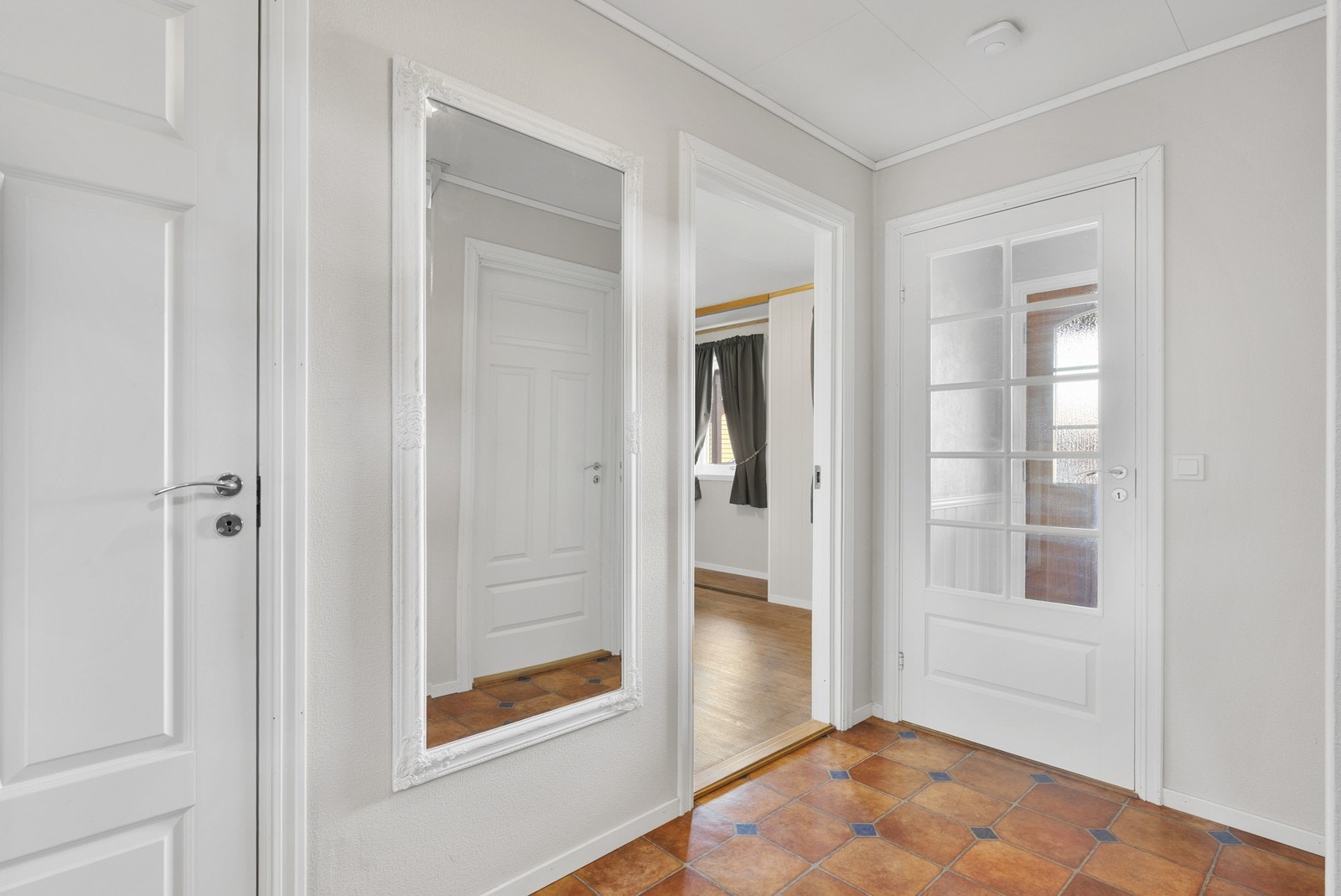 Lys og romslig entré med god plass til oppbevaring av yttertøy og sko. Velkommen inn! Galleribilde