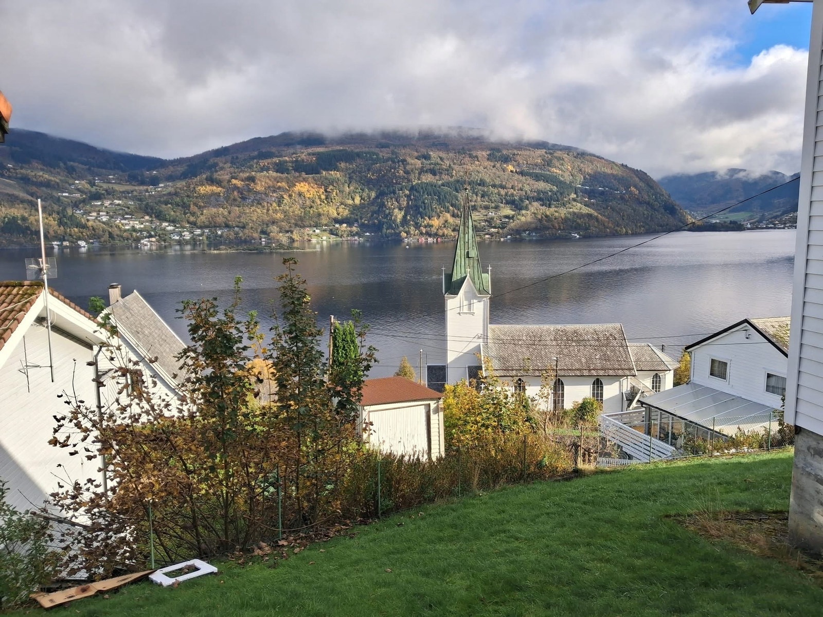 Ytre Arna Kirke og Osterøy i bakgrunnen Galleribilde