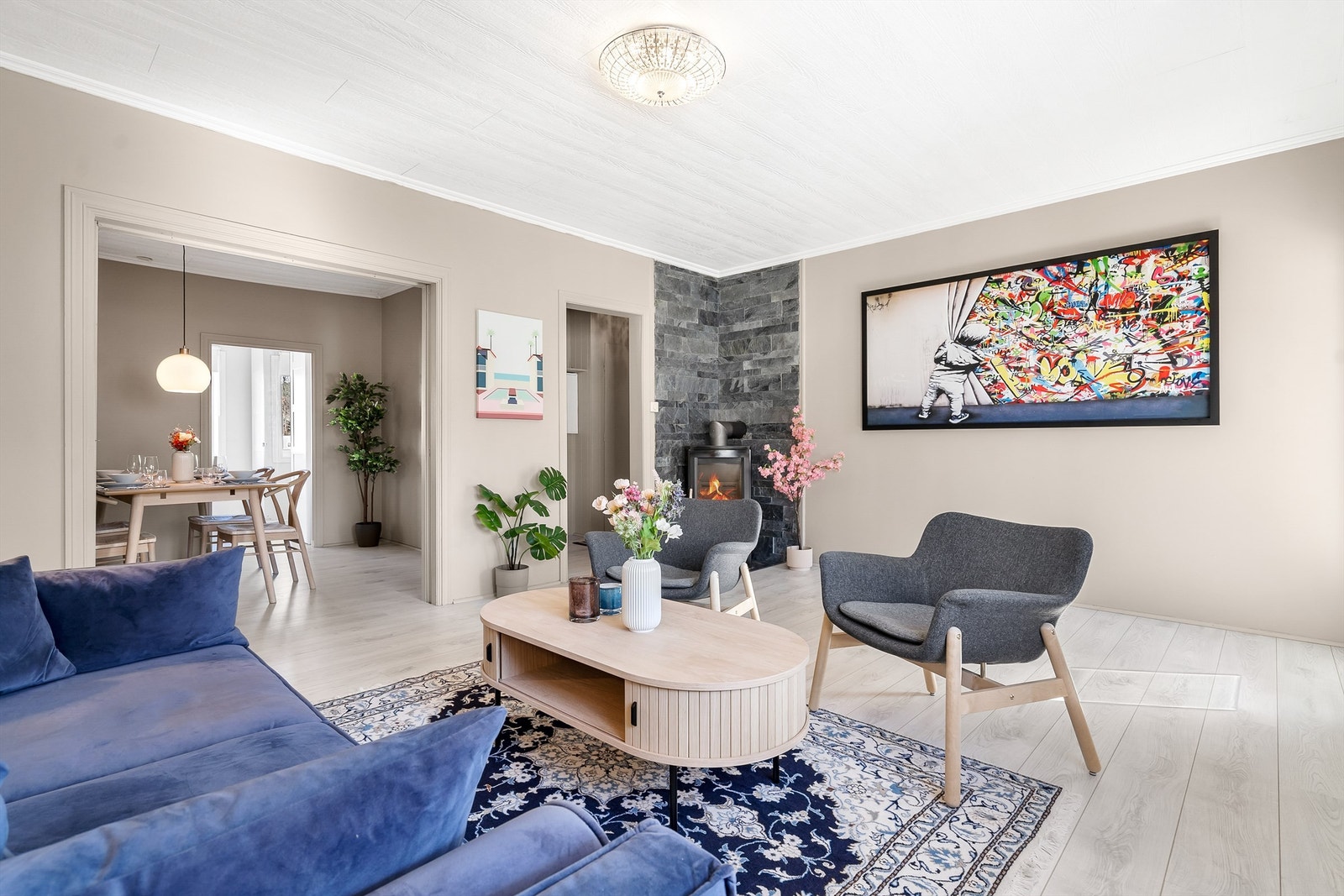 Innbydende lys og tidsriktig stue med god takhøyde Galleribilde