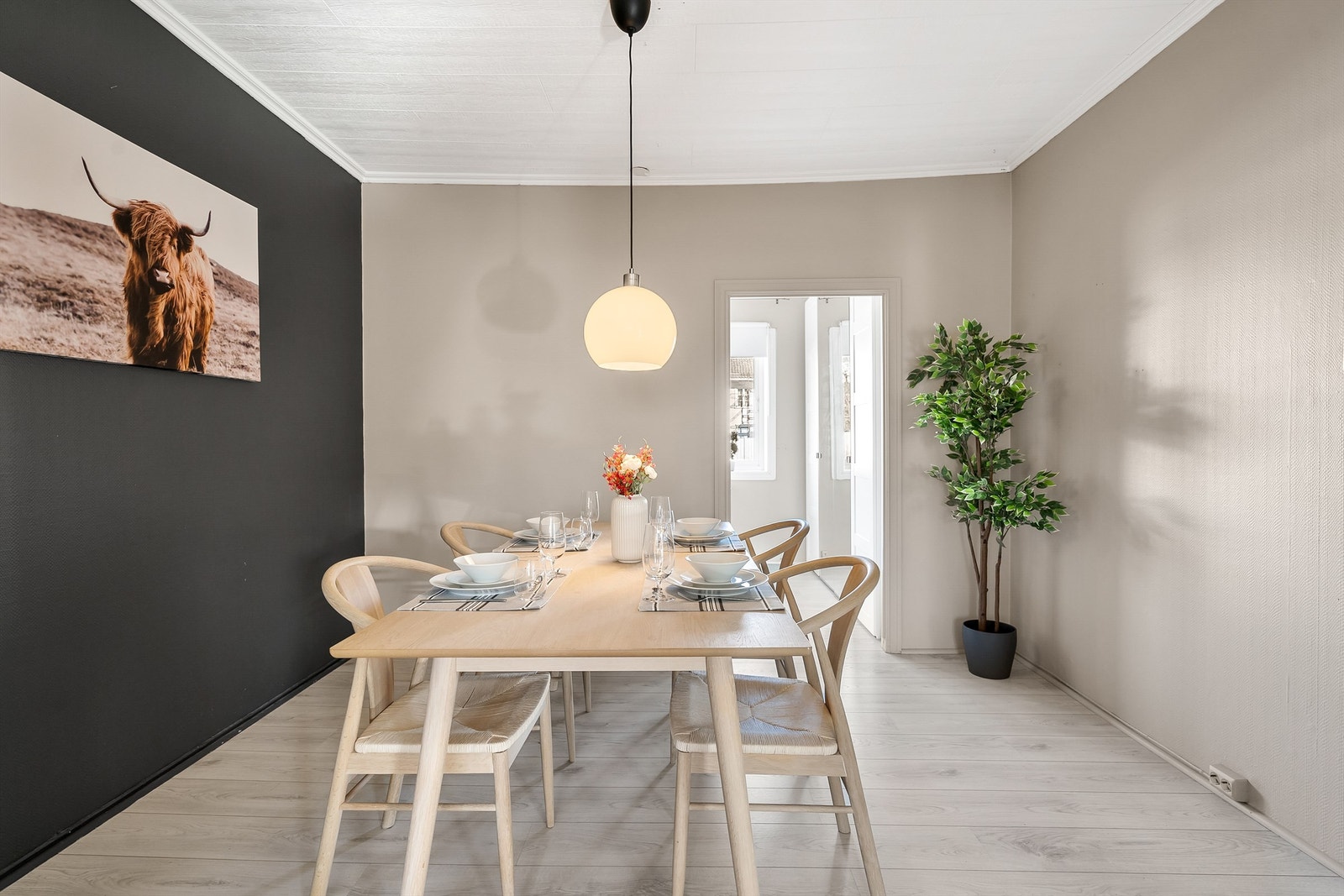 Innbydende spisestue med god plass til venner og familie til middagsselskap Galleribilde