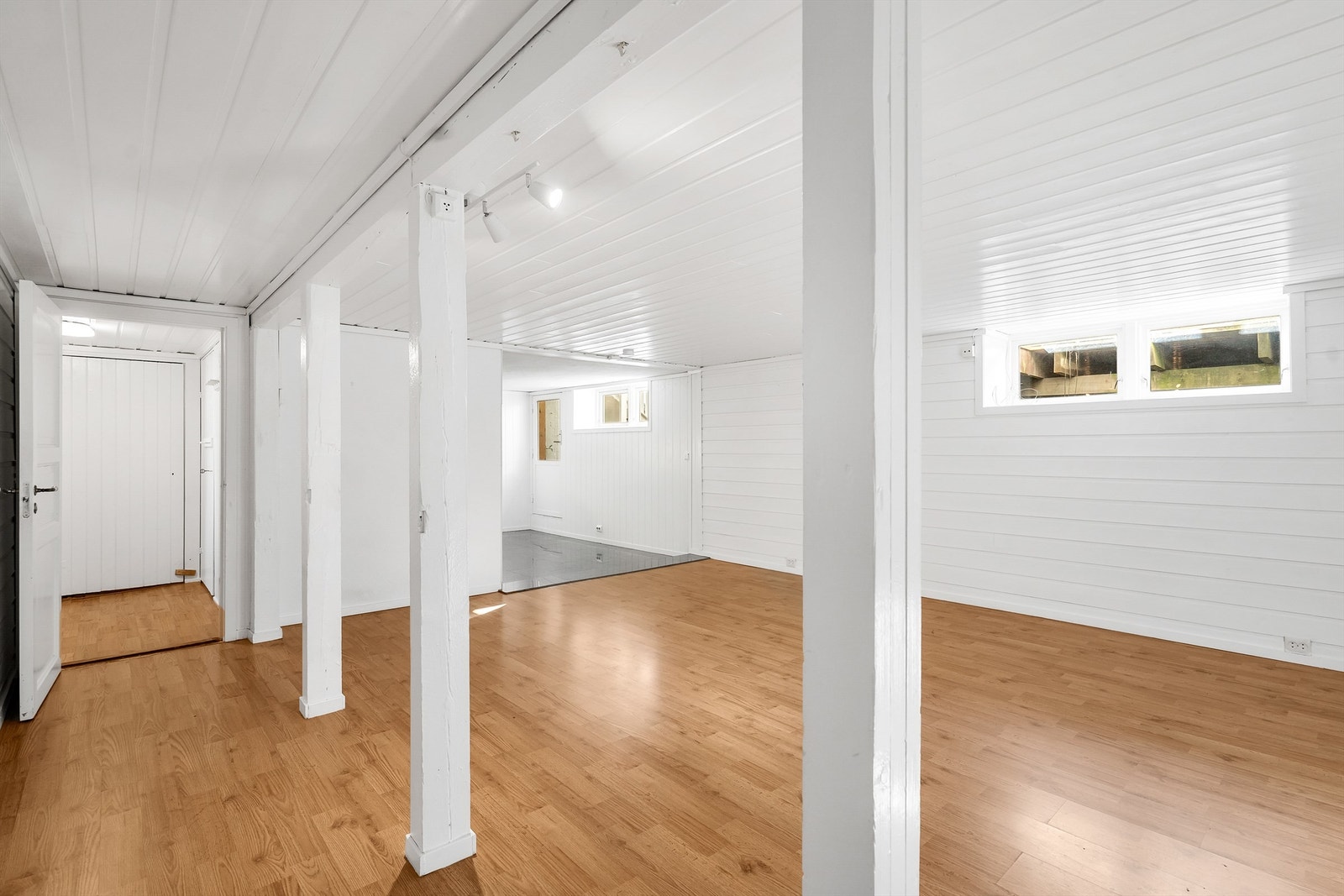 Rom innredet som stue i underetasjen Galleribilde