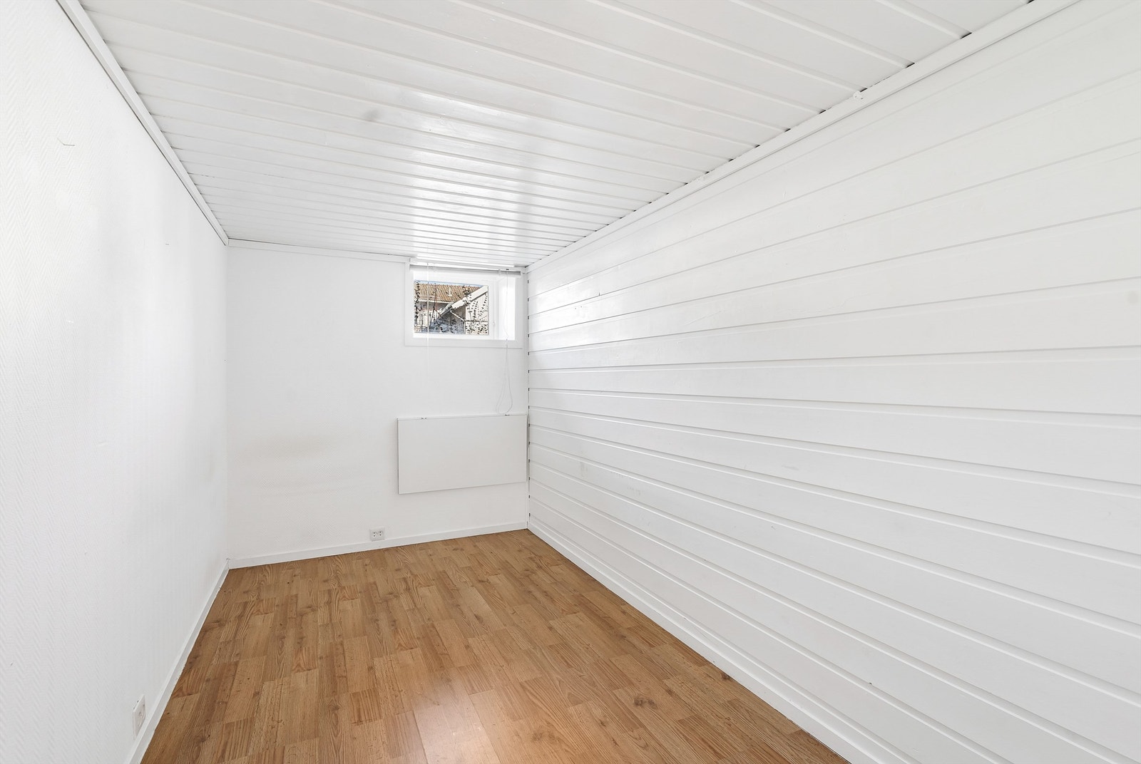 Rom 1 i underetasjen - Det er i dag større vindu enn det man ser (bilder fra 2024) Galleribilde