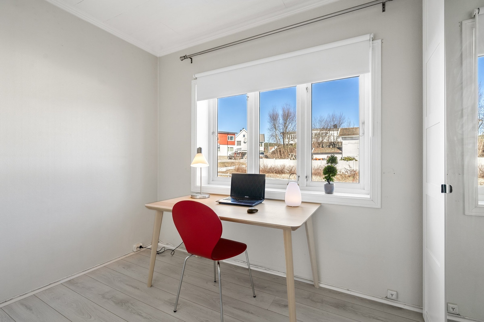 Soverom 2 - Med plass til seng, garderobe og det man trenger Galleribilde