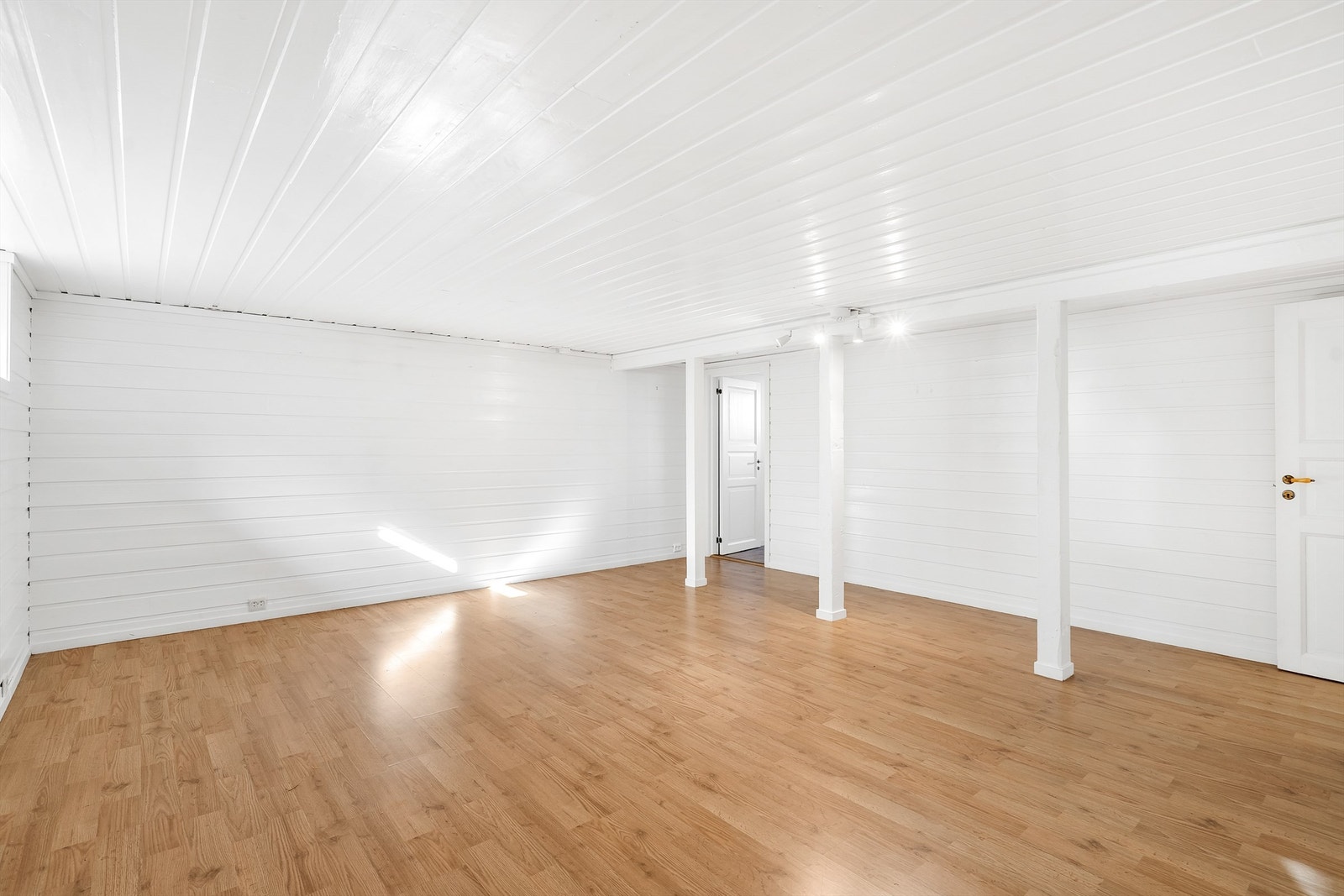 Ingen rom i underetasje er ikke omsøkt eller godkjent - Dette rommet har vært innredet som stue Galleribilde