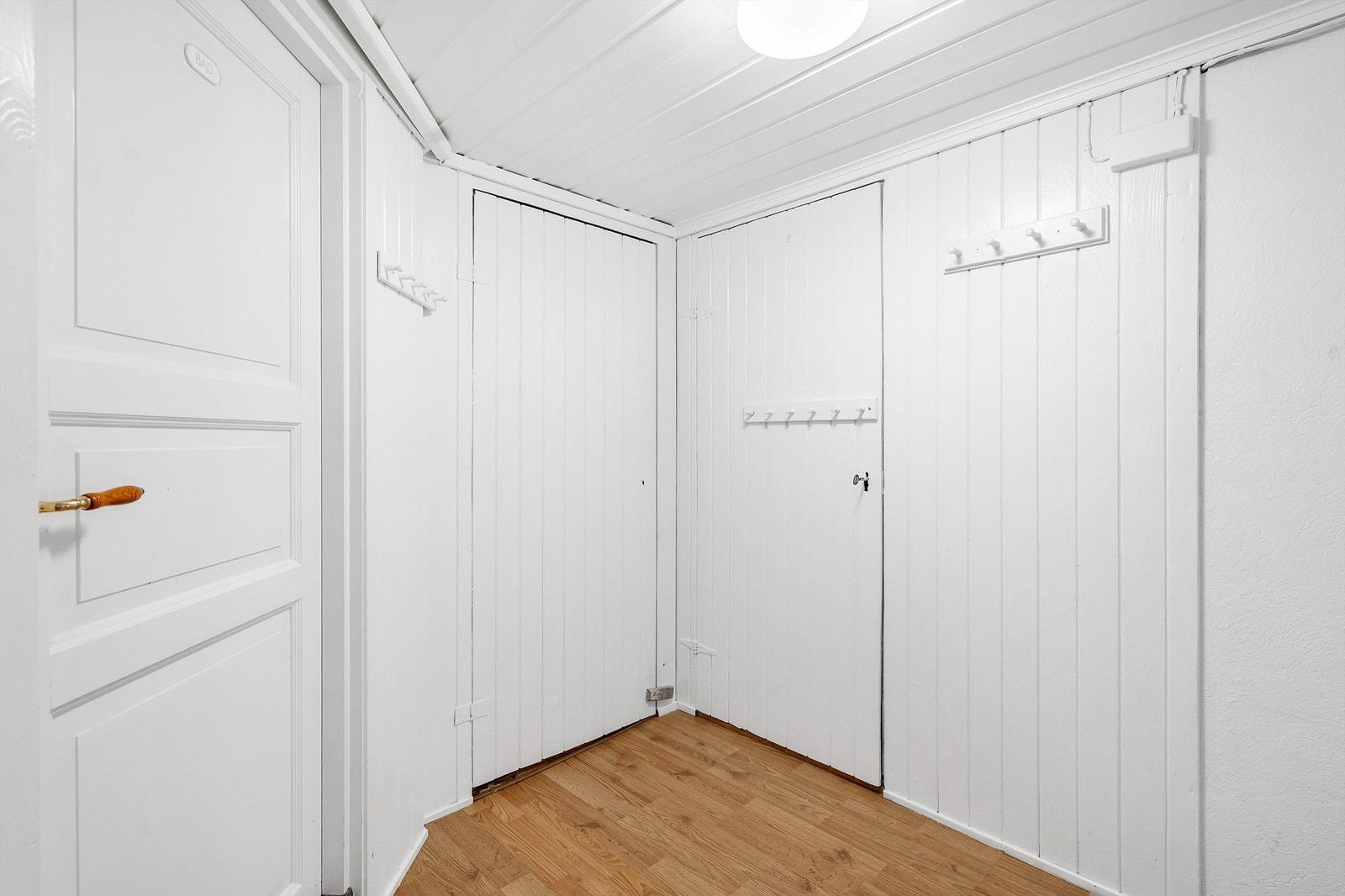 Gang med egen inngang fra felles gang fra fremside Galleribilde