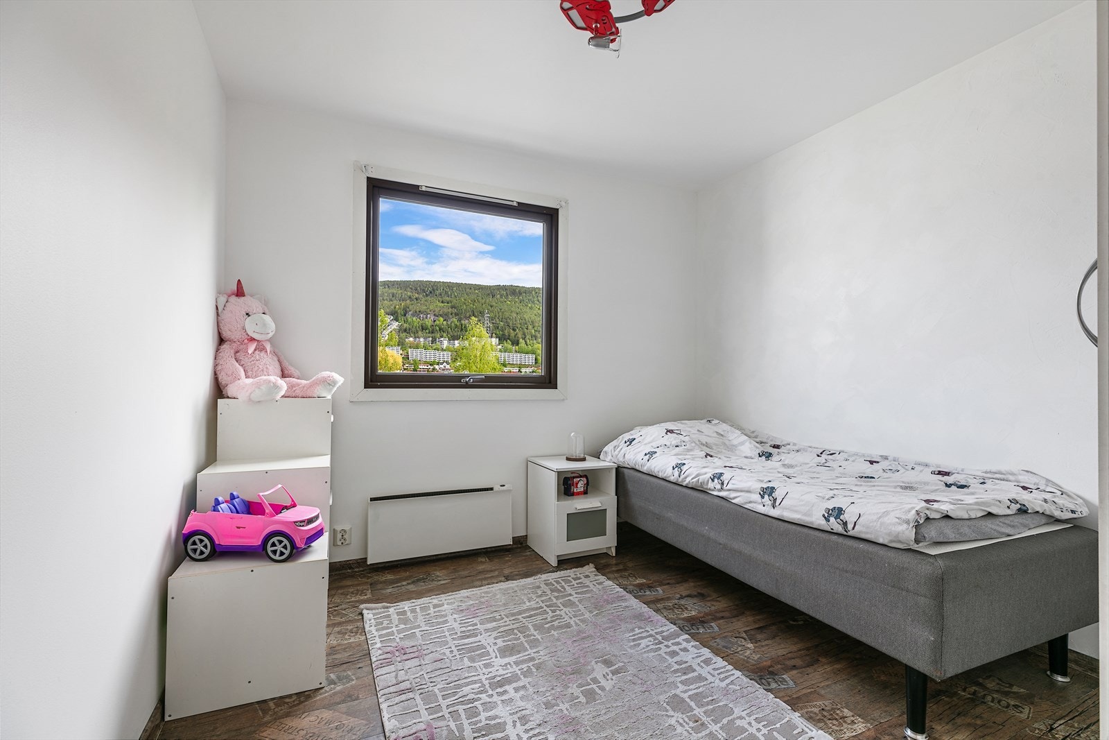 Soverom 2 har gode lysforhold, rom oppbevaringsløsning, god plass til seng og utstråler en behagelig atmosfære for avslapning og hvile. Galleribilde