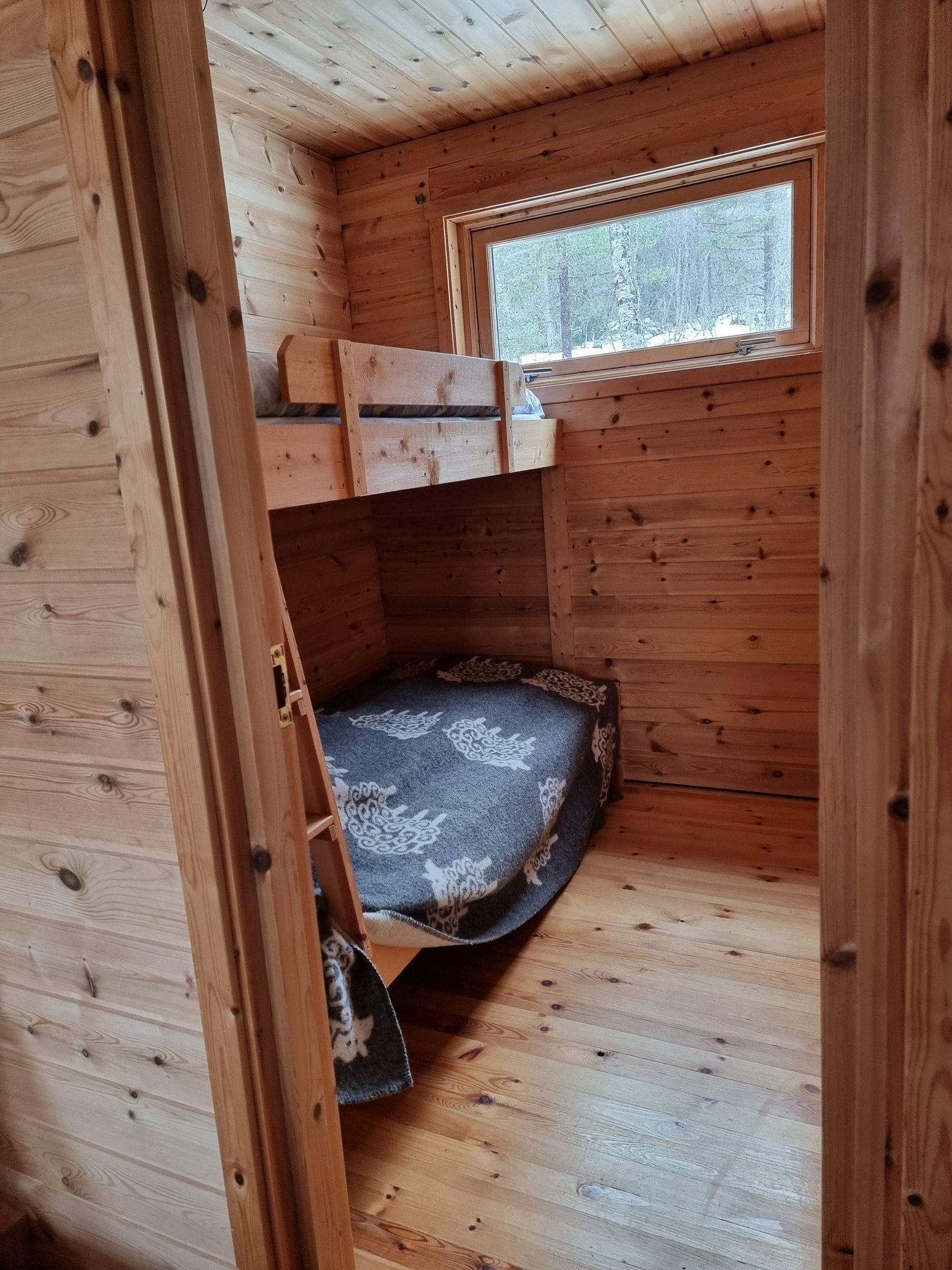 Soverom 1 inneholder en køyeseng, hvor den nederste køyen er 90 cm, og den øverste er 60 cm. Galleribilde