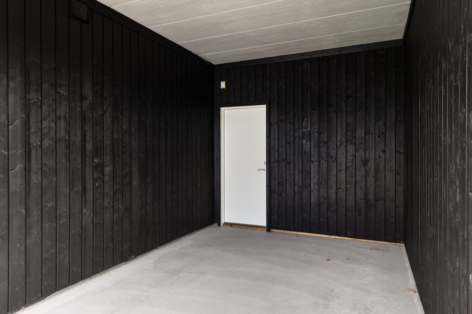 Tilhørende carport og bod. Galleribilde