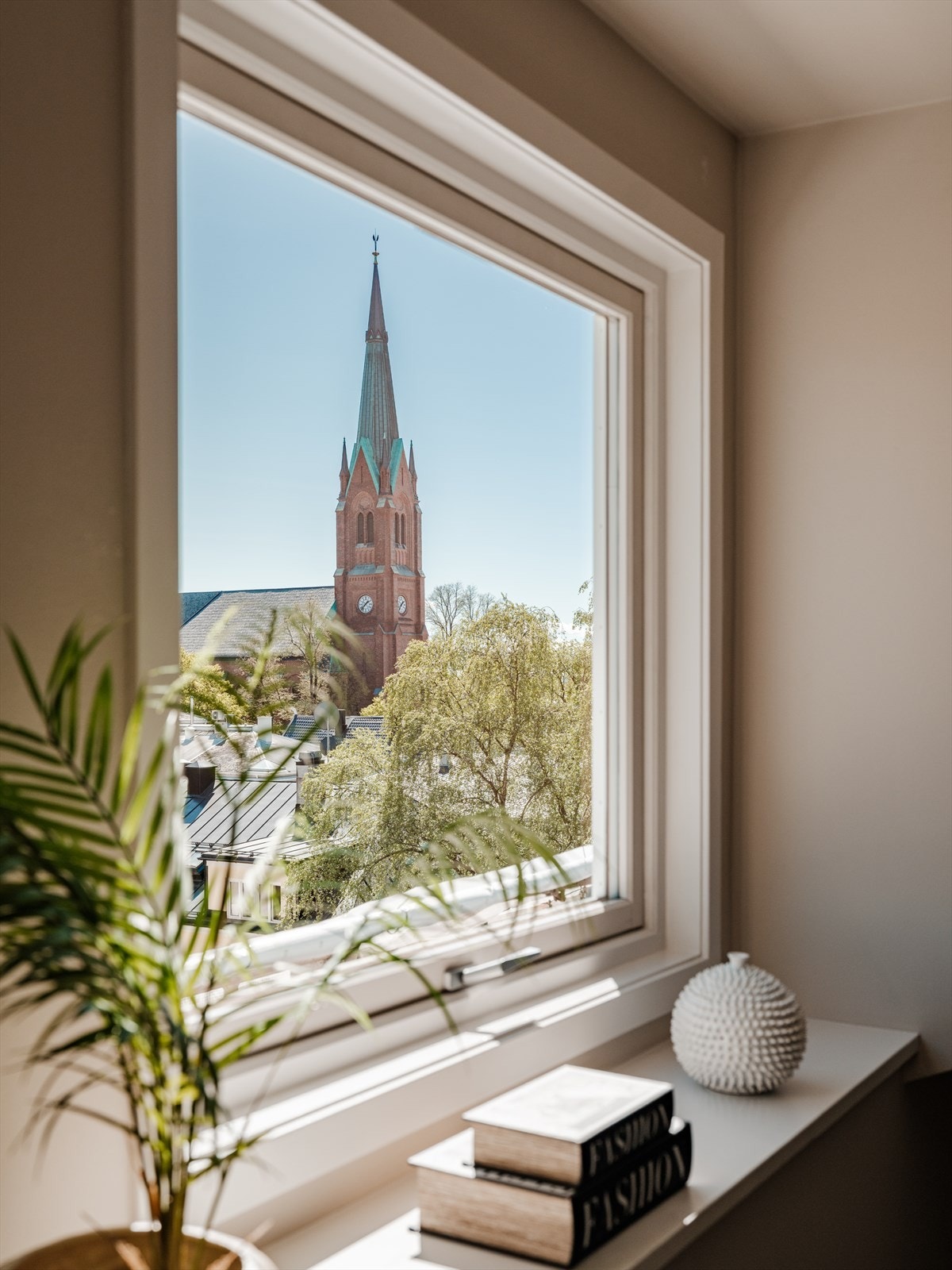Du ser rett mot Uranienborg Kirke med tretoppene og takene som bader i sol. Galleribilde