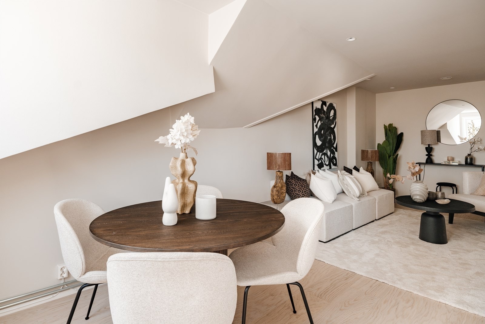 Effektiv og god planløsning med plass til spisebord, sofa og masse oppbevaringsplass. Galleribilde