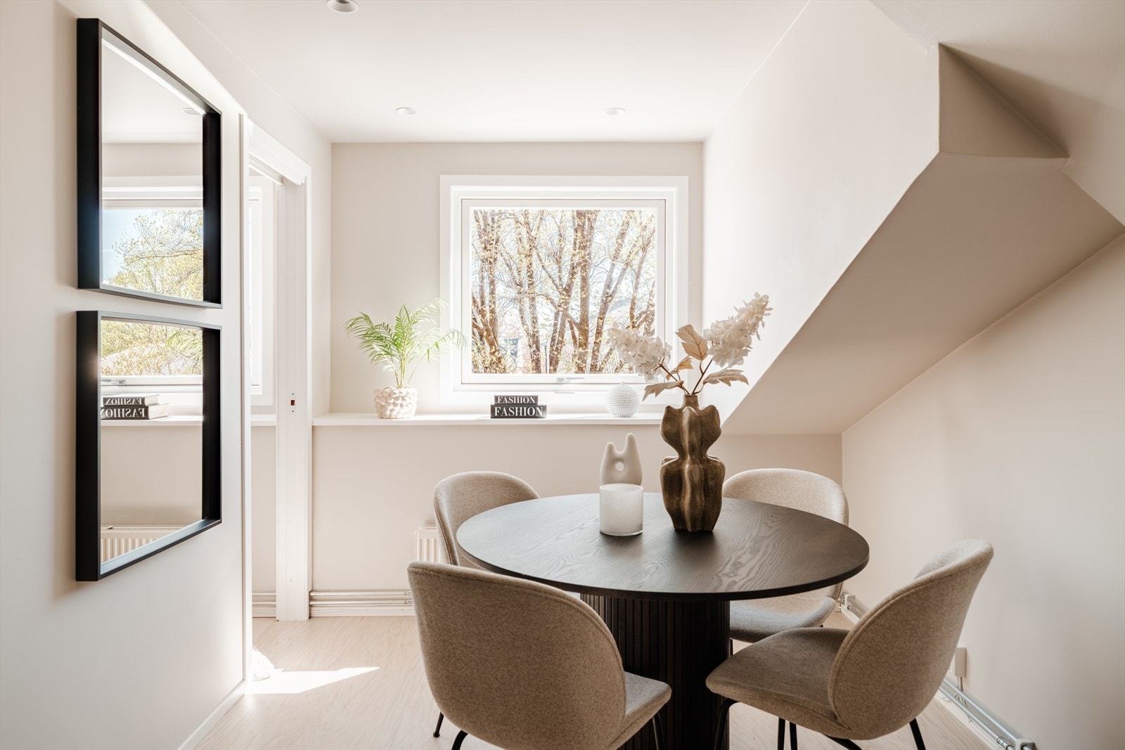 En lys og arealeffektiv toppleilighet beliggende i klassisk gård fra slutten av 1800-tallet. Galleribilde