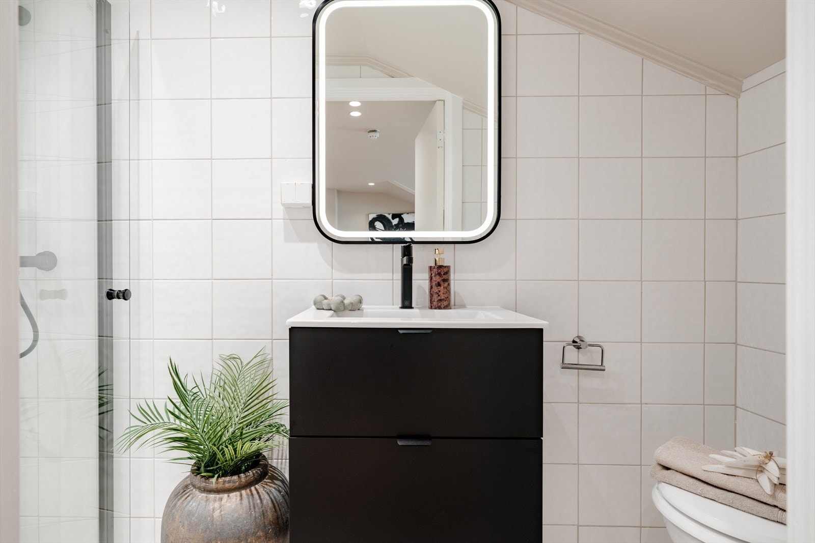 Stilrent baderom med opplegg for vaskemaskin. Galleribilde