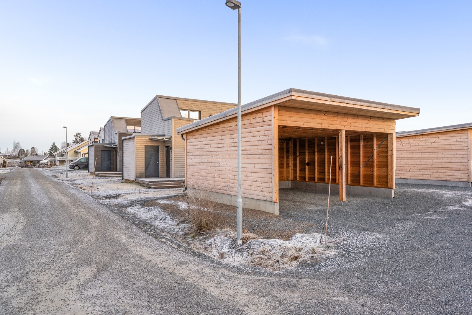 Det medfølger bod for ekstra lagringsplass samt én biloppstillingsplass i carport. Galleribilde
