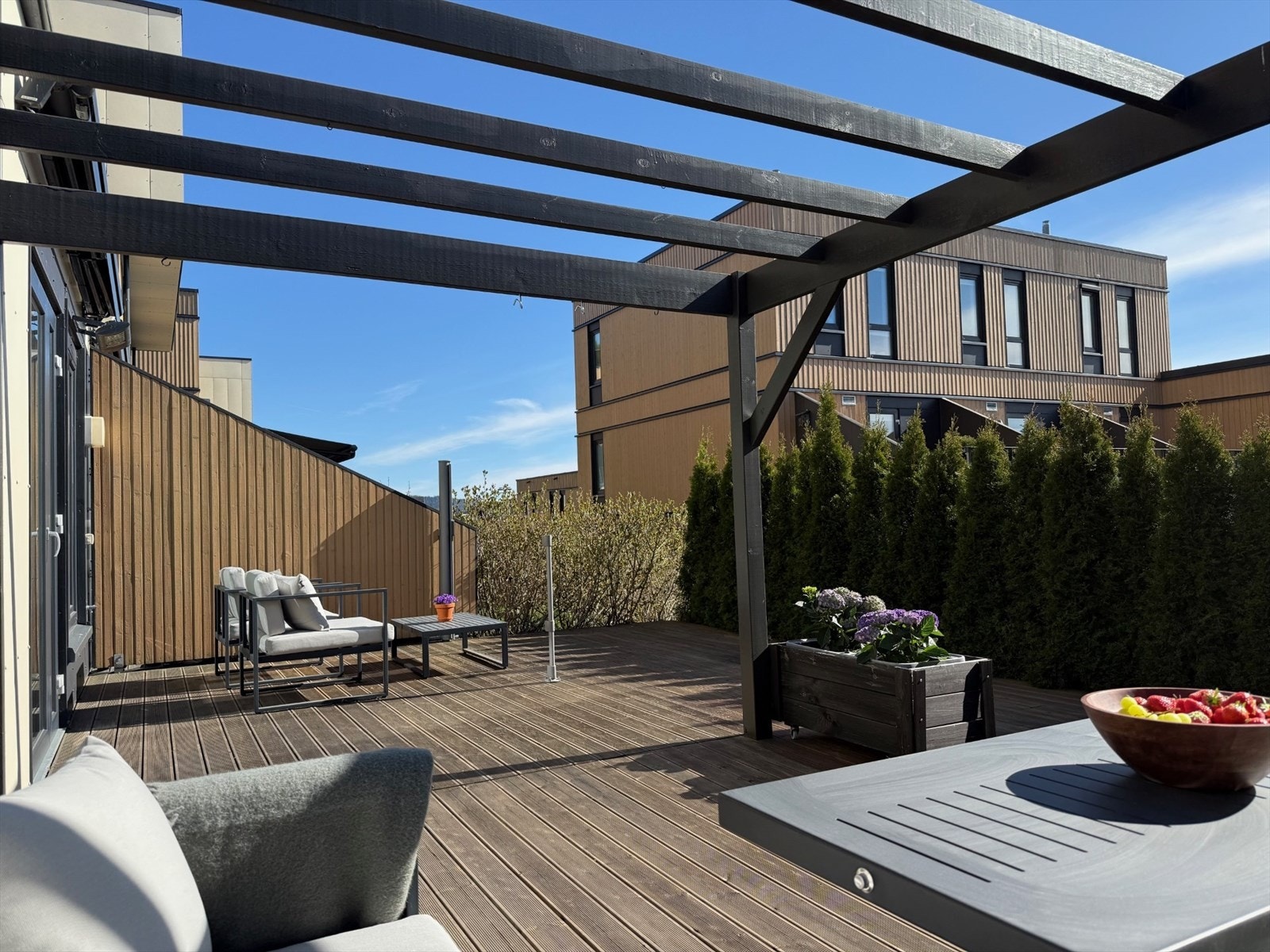 Her får du en lekker familiebolig med meget god intern beliggenhet, flere uteplasser, og utvidet markterrasse med Pergola. Uteplassen er godt skjermet med hekk og gjerde med port. Galleribilde