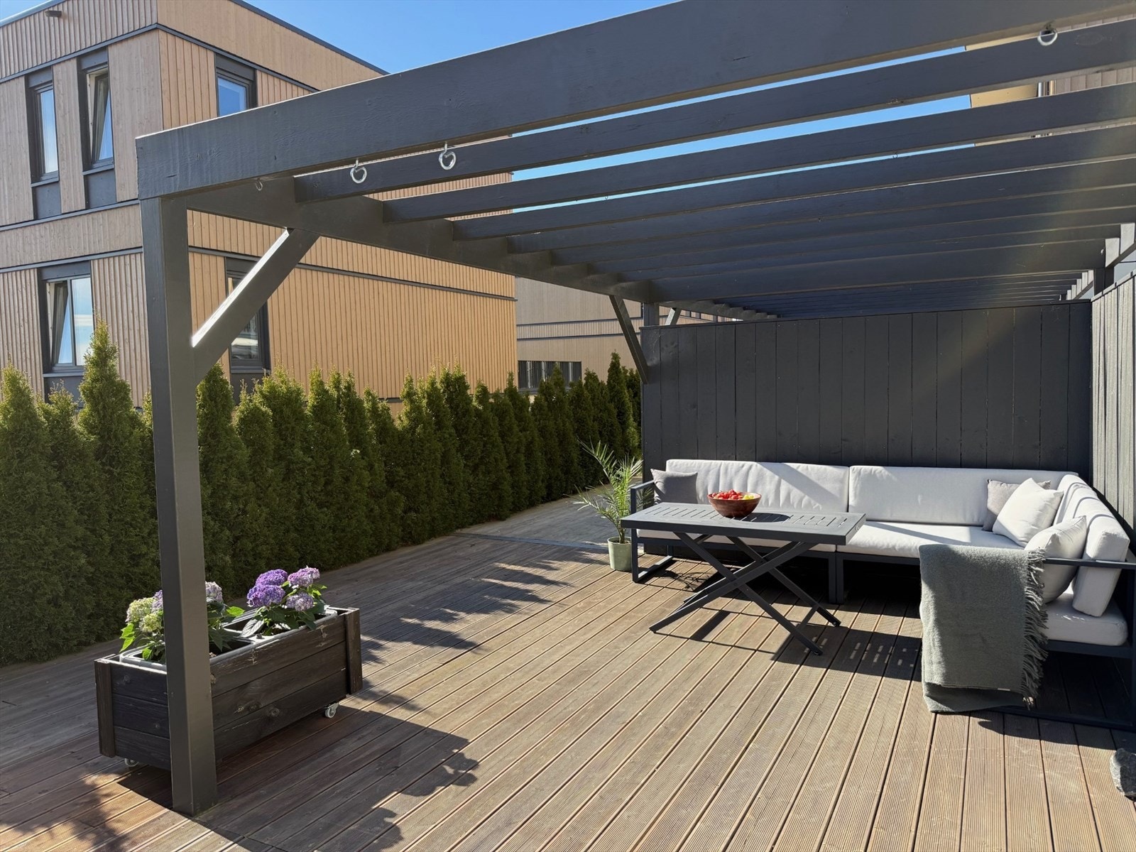 Terrassen rommer plass til flere sittegrupper hvor du kan dekke på til flere gjester i tillegg til solsenger, grill og planter! Elektrisk og fjernstyrt markise for solskjerming, samt infrarøde varmelampe fra Somarmagic på terrasser. Galleribilde