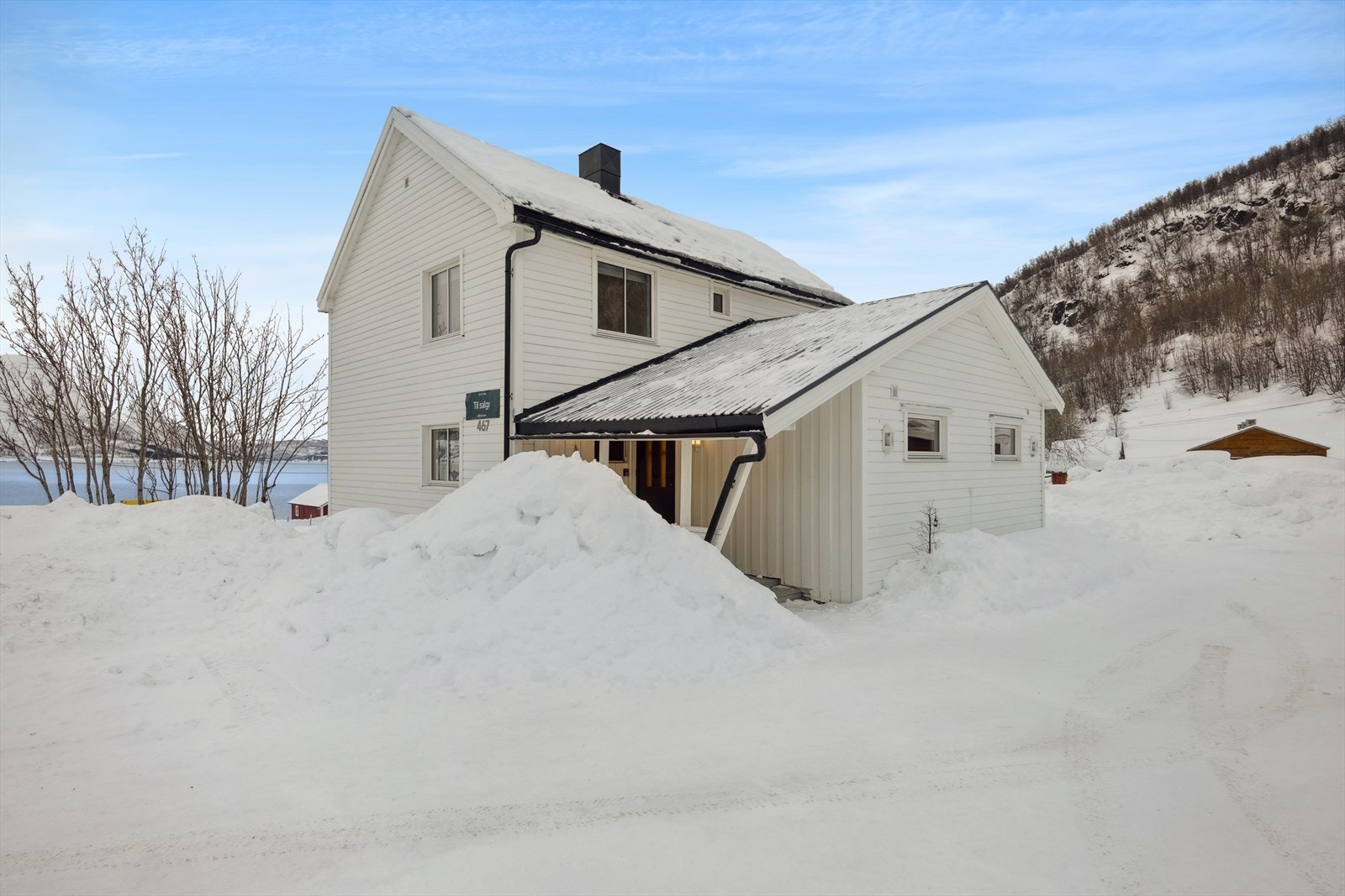 Det er gode parkeringsmuligheter på eiendommen. Galleribilde