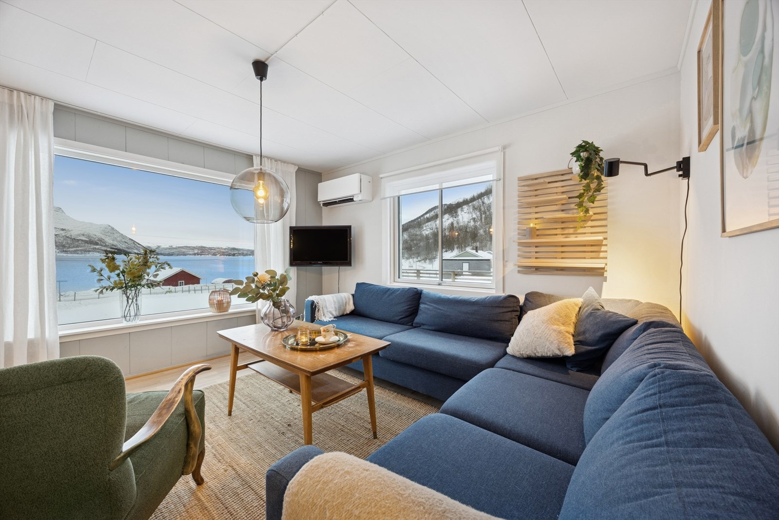 Stuen er en lys og sosial sone med god romfølelse. Galleribilde